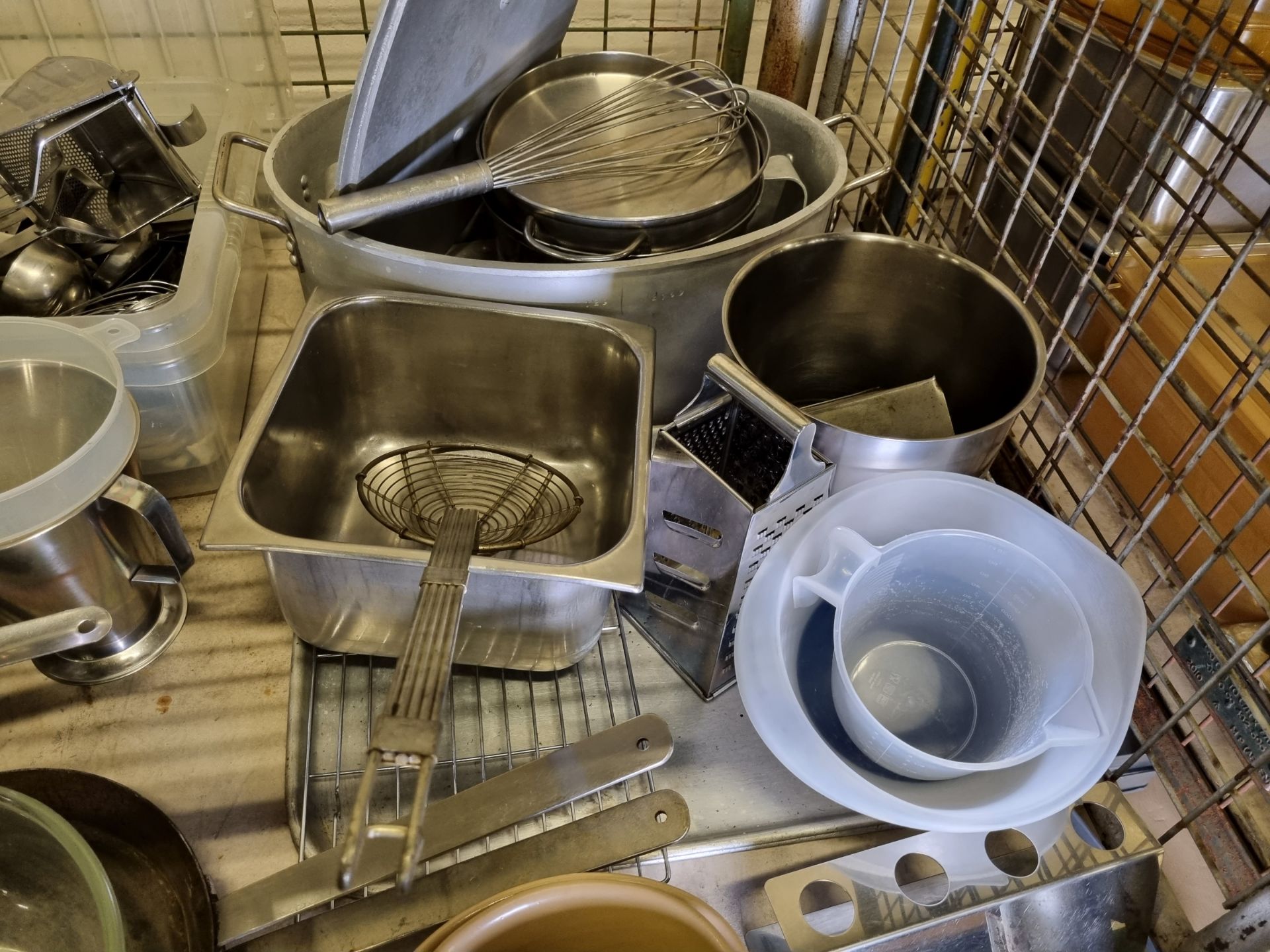 Catering equipment - pans, oven trays, mixing bowls, jugs, date stickers, frying pans and utensils - Image 6 of 6