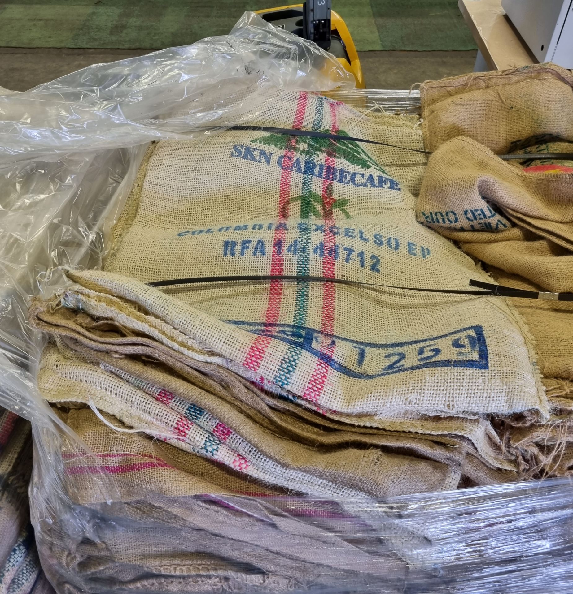 Pallet of hessian sacks - L 700 x W 2 x H 1000mm - cut open on side - Image 5 of 5