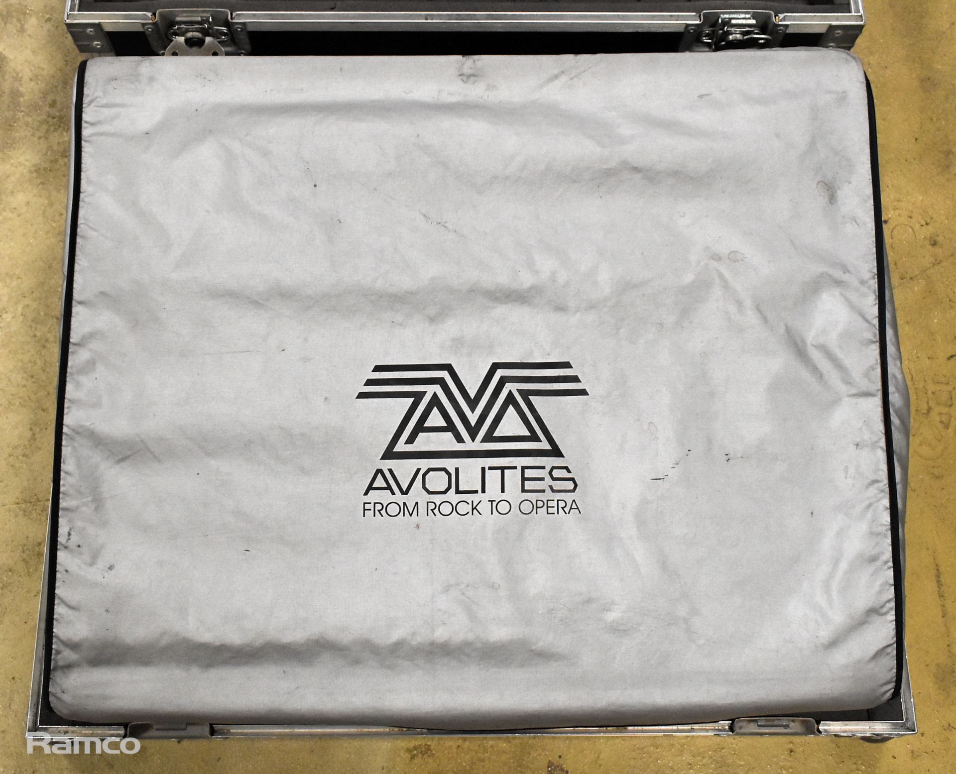 Avolites Pearl 2008 lighting console in flight case with 8in monitor, spares pack, manual and mains - Bild 3 aus 12