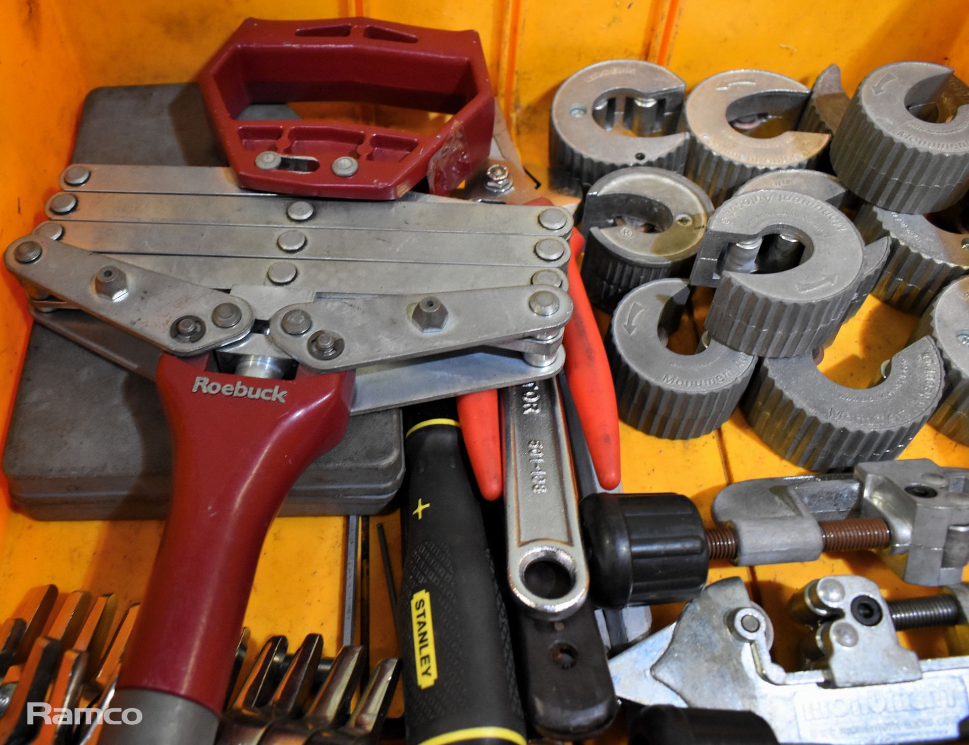 4x C - type spanner tools, Hand tools - blind rivet, pipe cutters, allen key set, cold chisels - Image 2 of 10