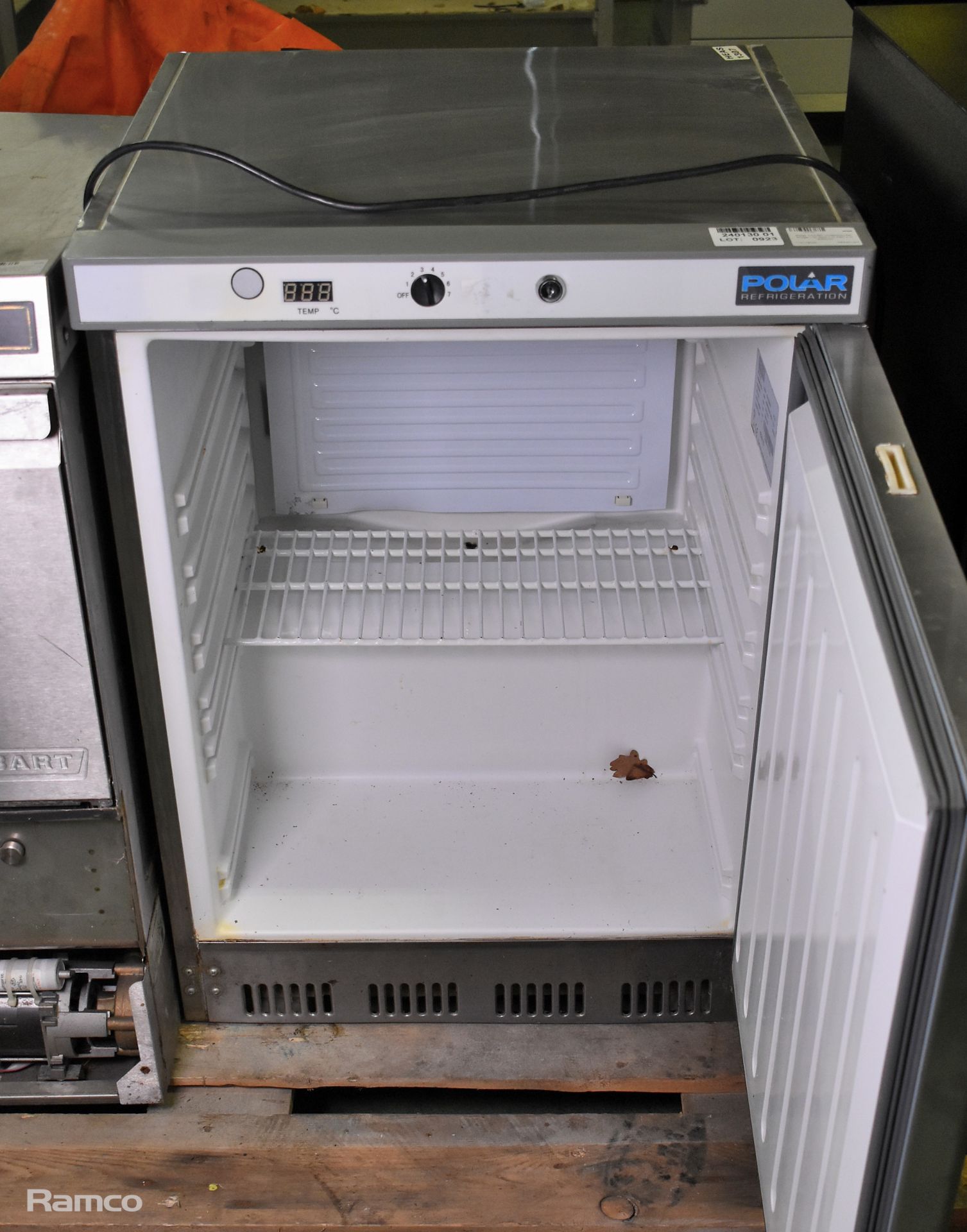 Polar CD080 undercounter fridge - W 600 x D 590 x H 840mm - Image 2 of 5