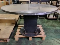 Metal table with base (loose) - W 1400 x D 1400 x H 730 mm