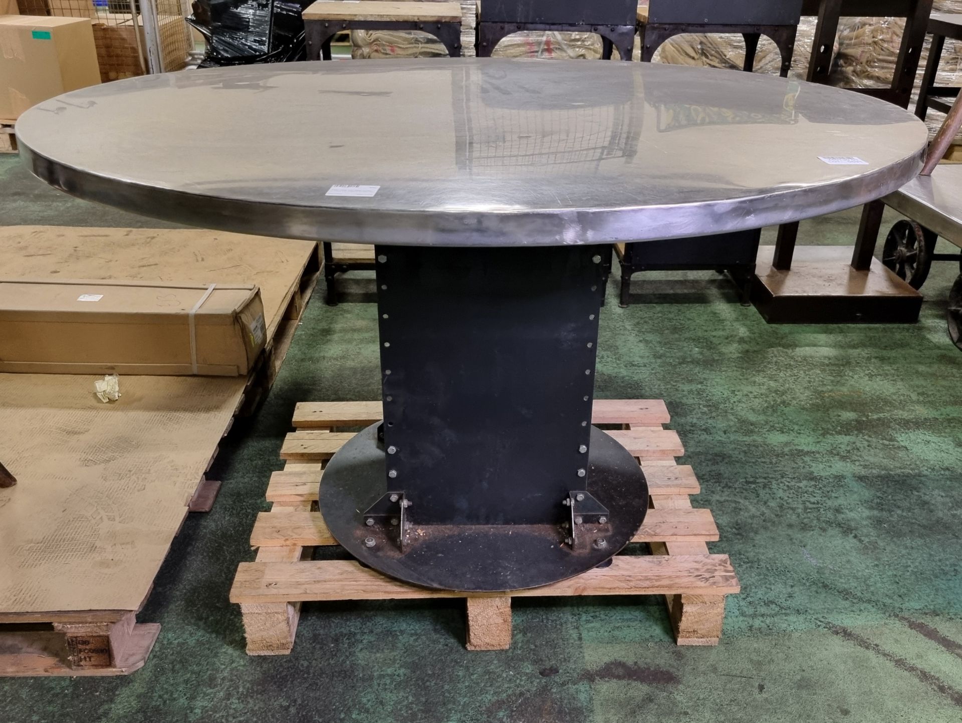 Metal table with base (loose) - W 1400 x D 1400 x H 730 mm