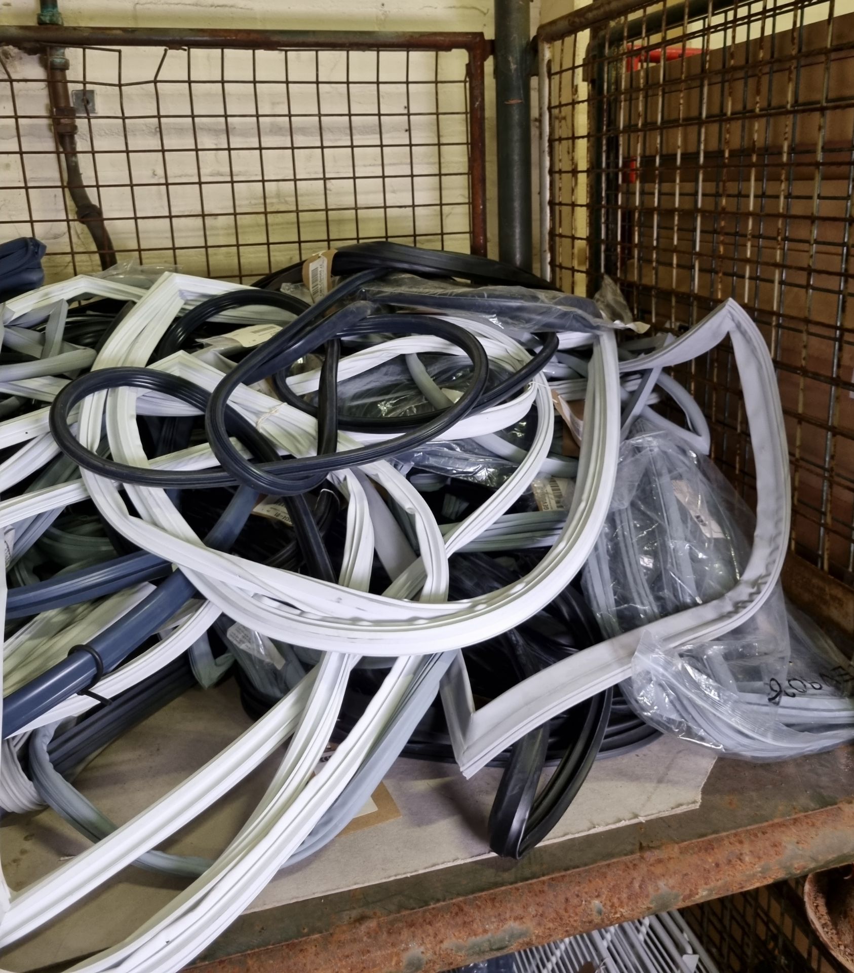 Rubber door seal gaskets - mixed sizes - approximately 90 pieces - Image 2 of 3