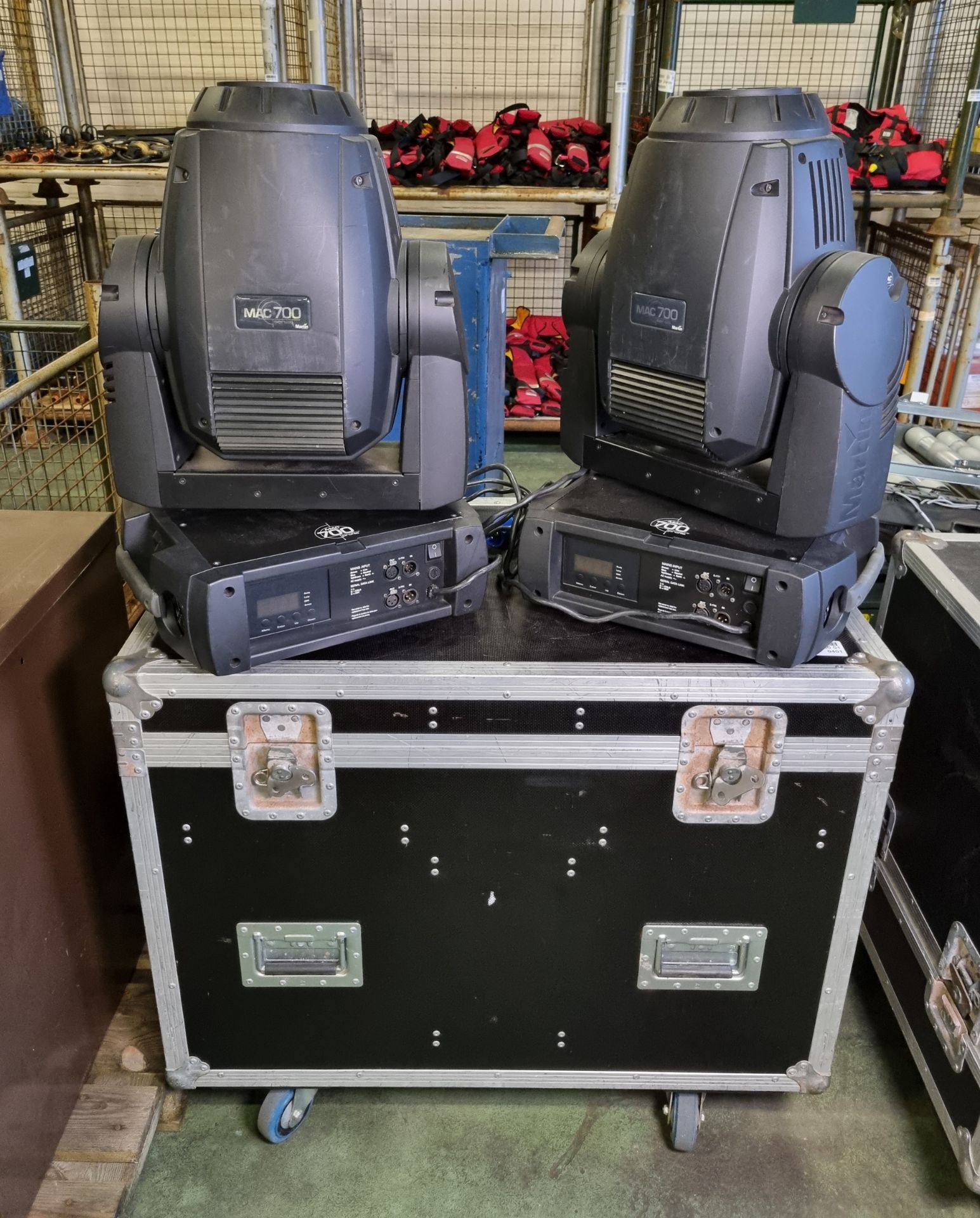 2x Martin MAC 700 Profile moving heads in flight case with Omega brackets, bonds and 16a plugs - Bild 3 aus 8