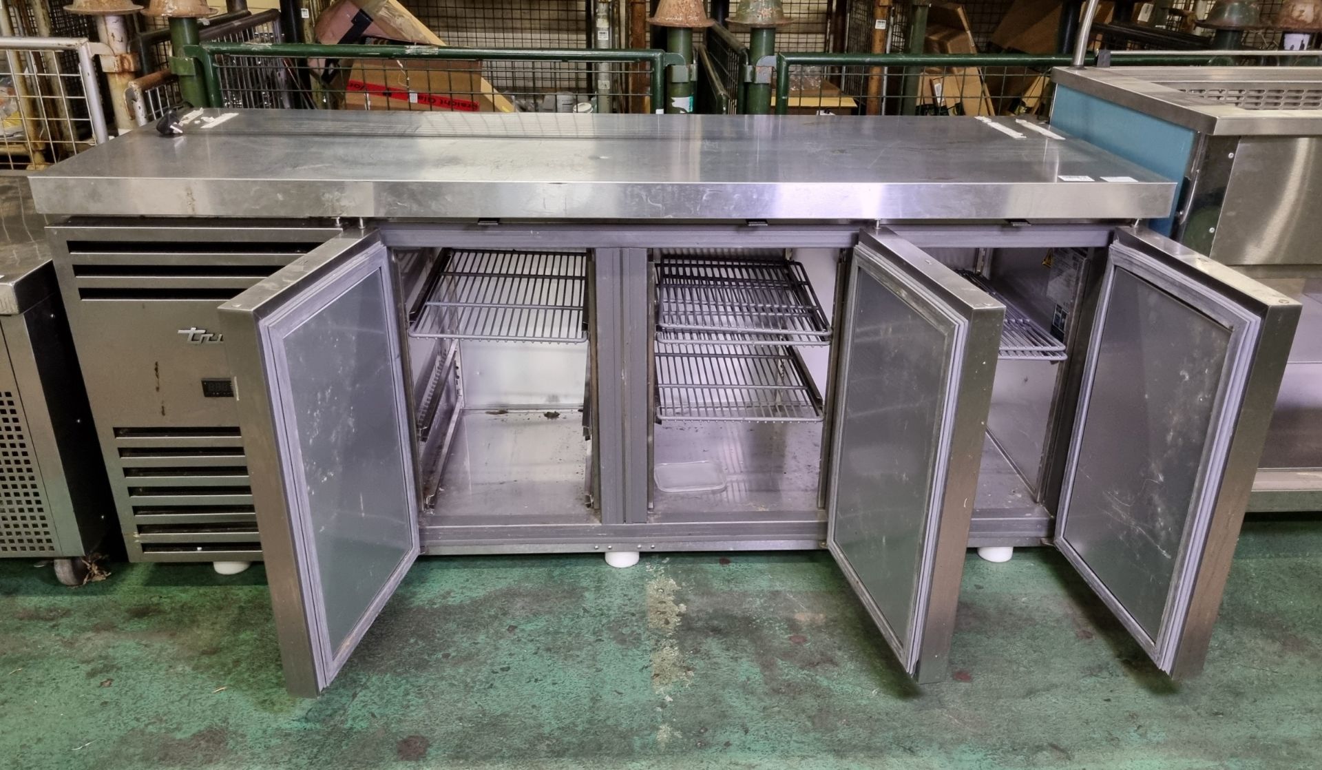 TRUE TCF1/3 stainless steel 3 door freezer cabinet - W 1870 x D 750 x H 800 mm - Image 4 of 5