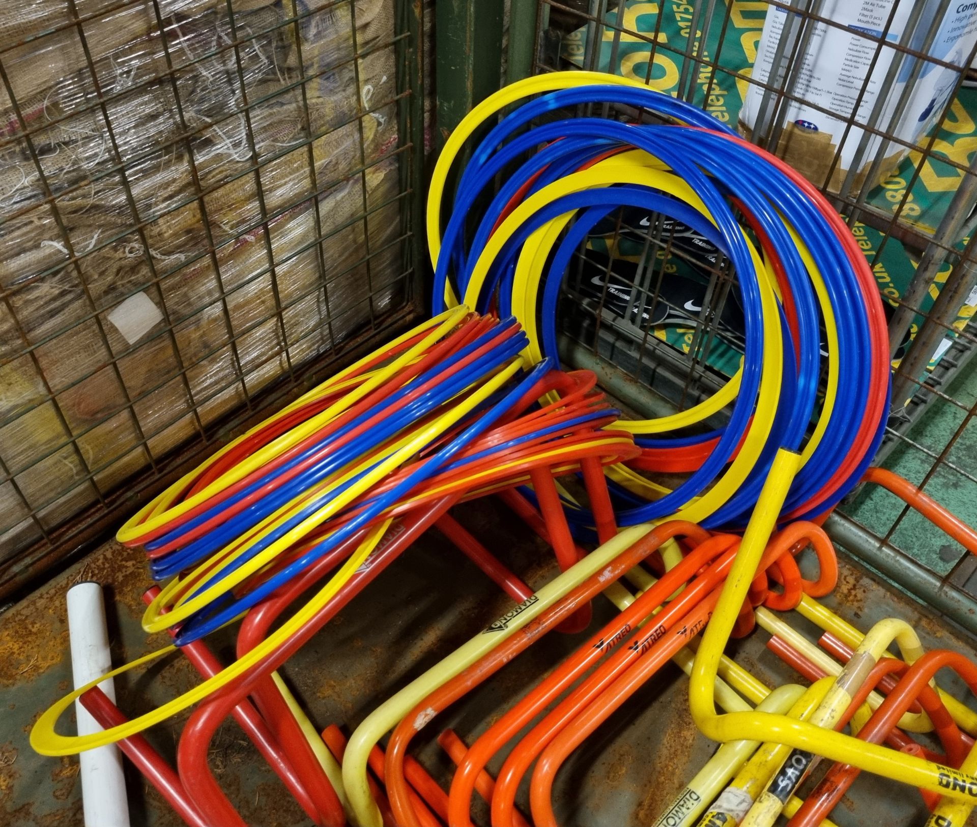 20x Plastic hurdles and approximately 50 multi coloured plastic rings - Bild 4 aus 5