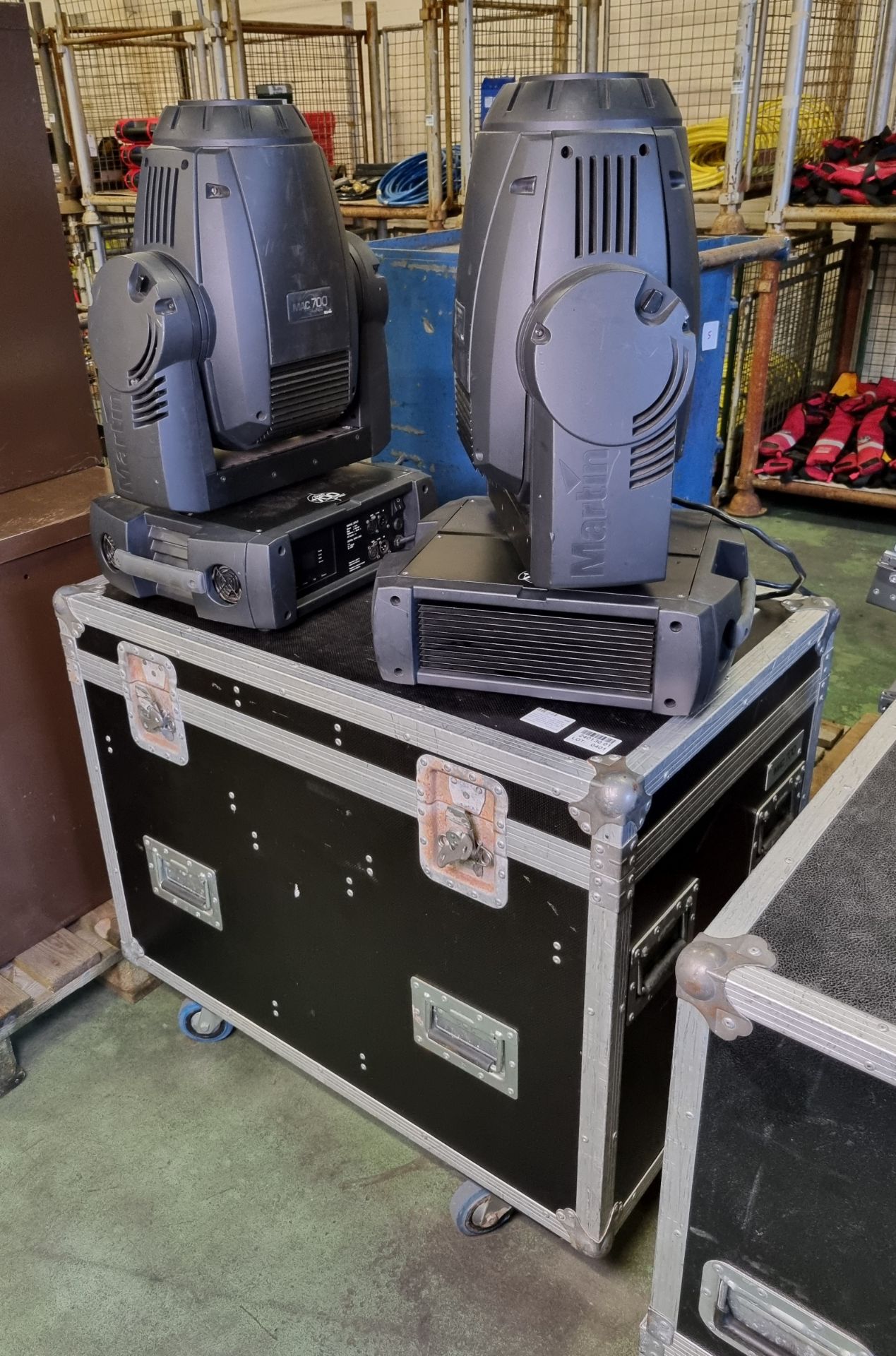 2x Martin MAC 700 Profile moving heads in flight case with Omega brackets, bonds and 16a plugs - Bild 2 aus 8