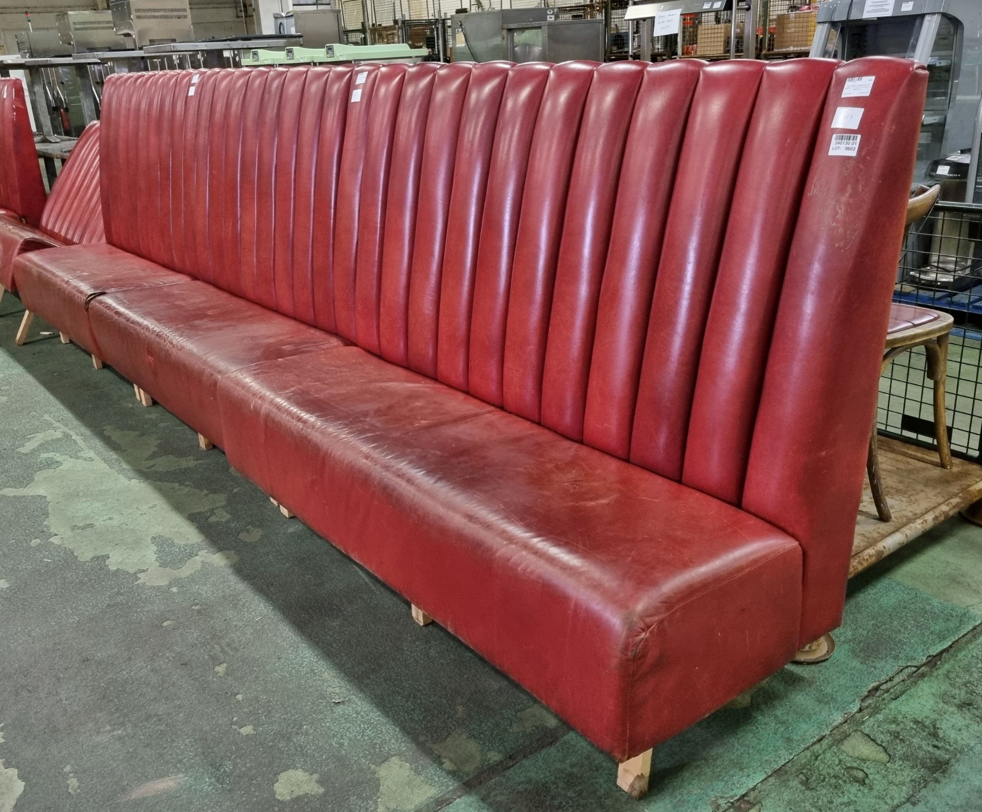 Red leather padded bench seating - Bild 2 aus 5