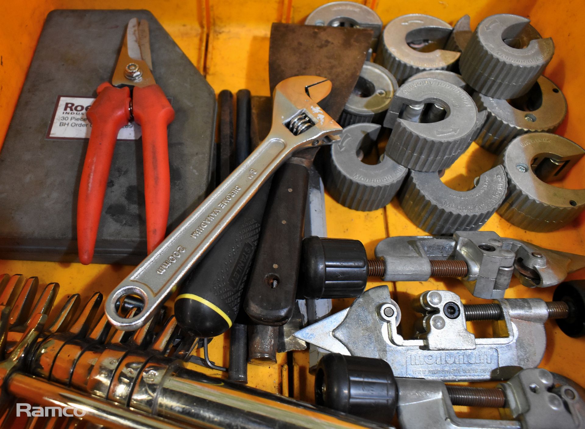 4x C - type spanner tools, Hand tools - blind rivet, pipe cutters, allen key set, cold chisels - Image 4 of 10