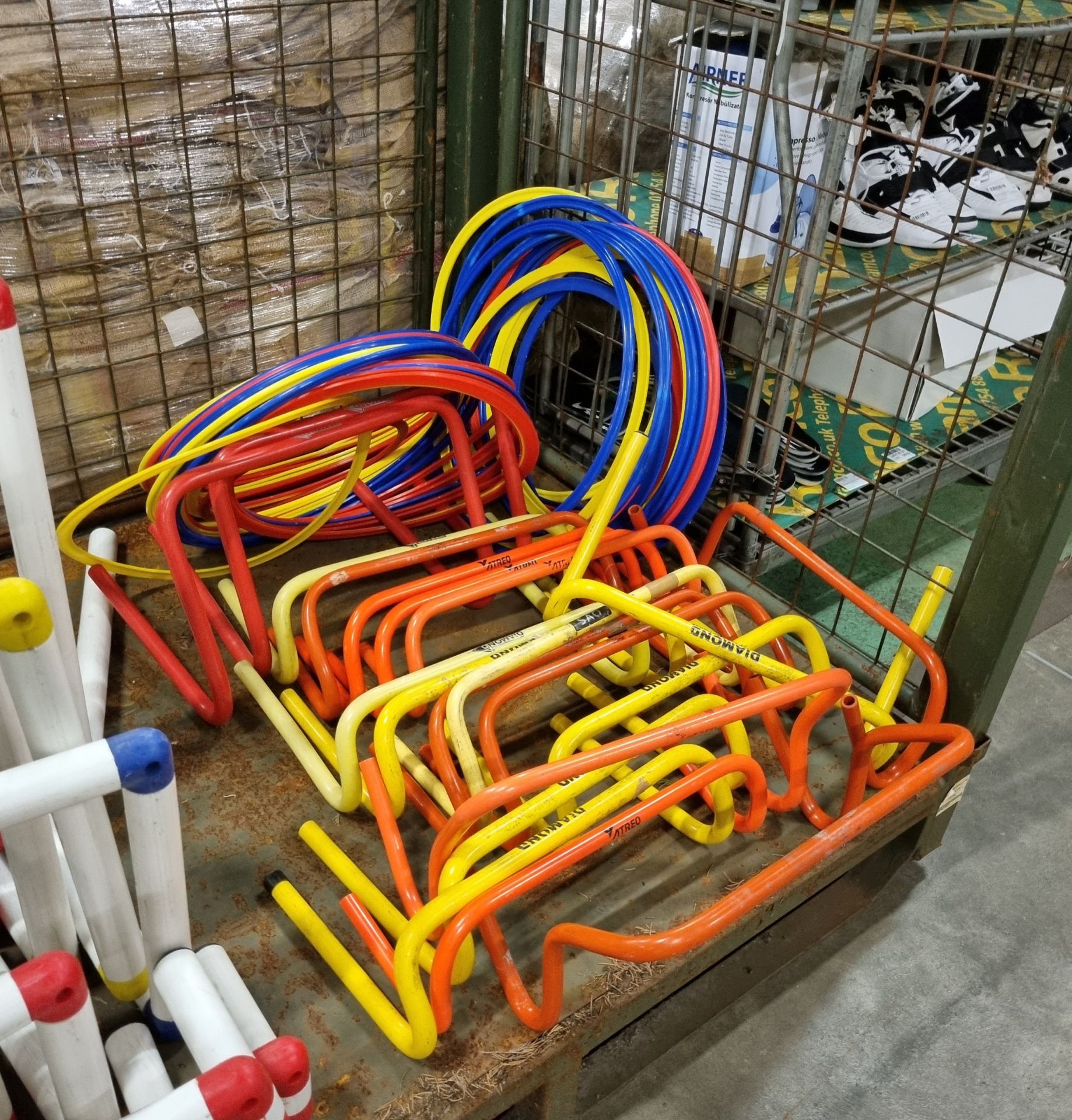 20x Plastic hurdles and approximately 50 multi coloured plastic rings - Bild 2 aus 5