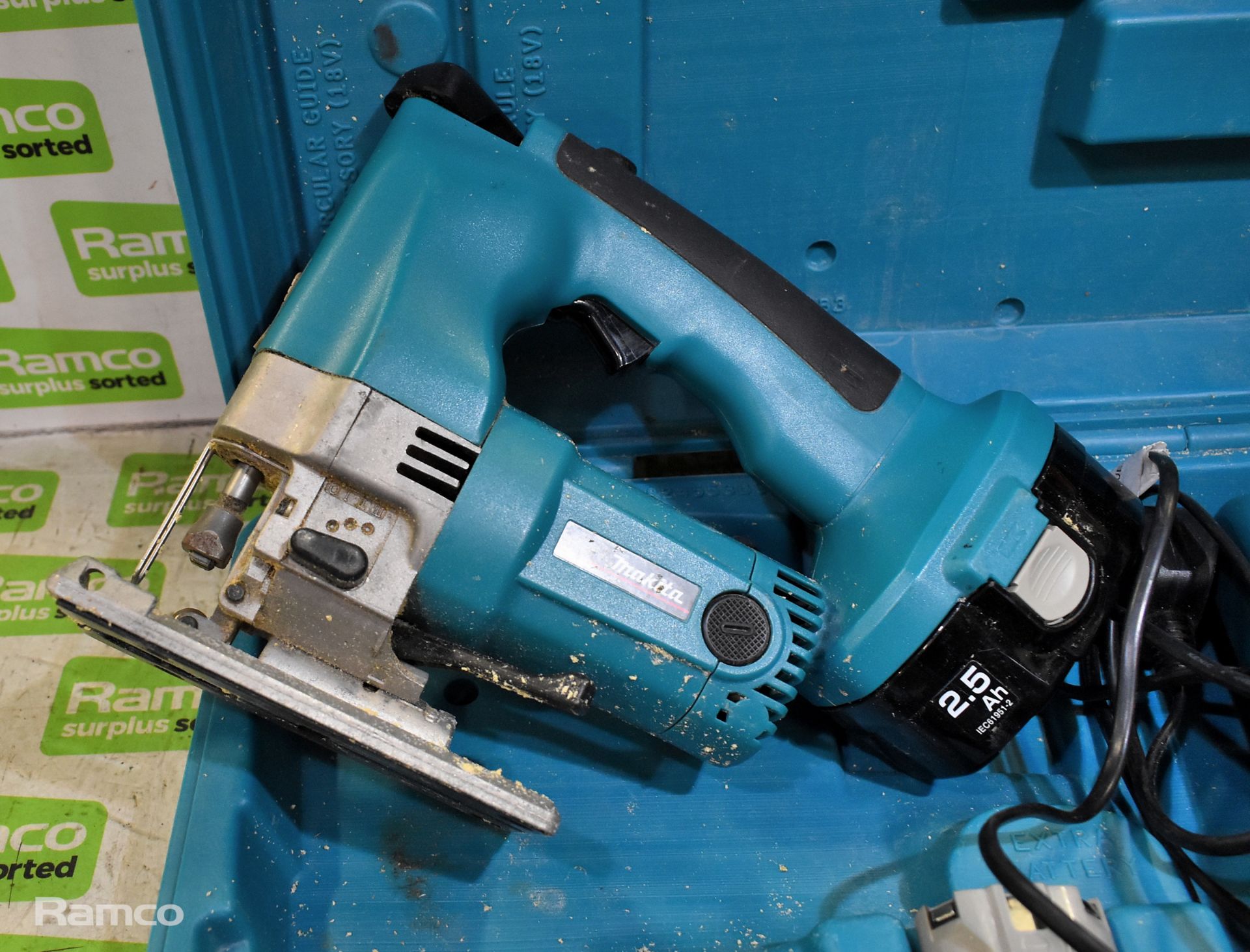 Makita 4334D cordless jigsaw with 2x 18V 2.5Ah batteries, DC1804F battery charger and case - Image 2 of 6