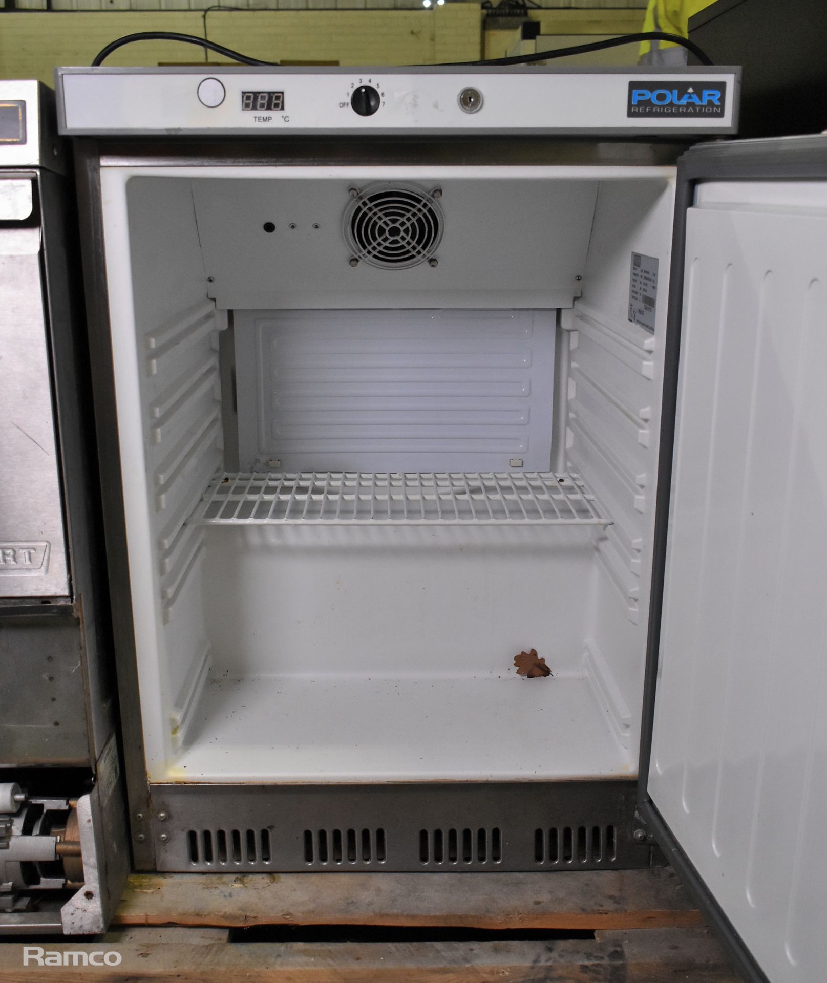 Polar CD080 undercounter fridge - W 600 x D 590 x H 840mm - Image 3 of 5