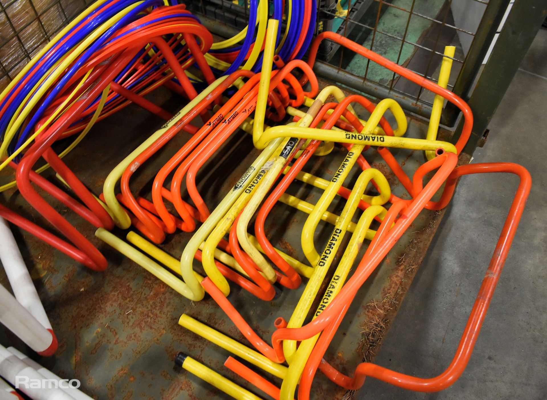 20x Plastic hurdles and approximately 50 multi coloured plastic rings - Bild 5 aus 5