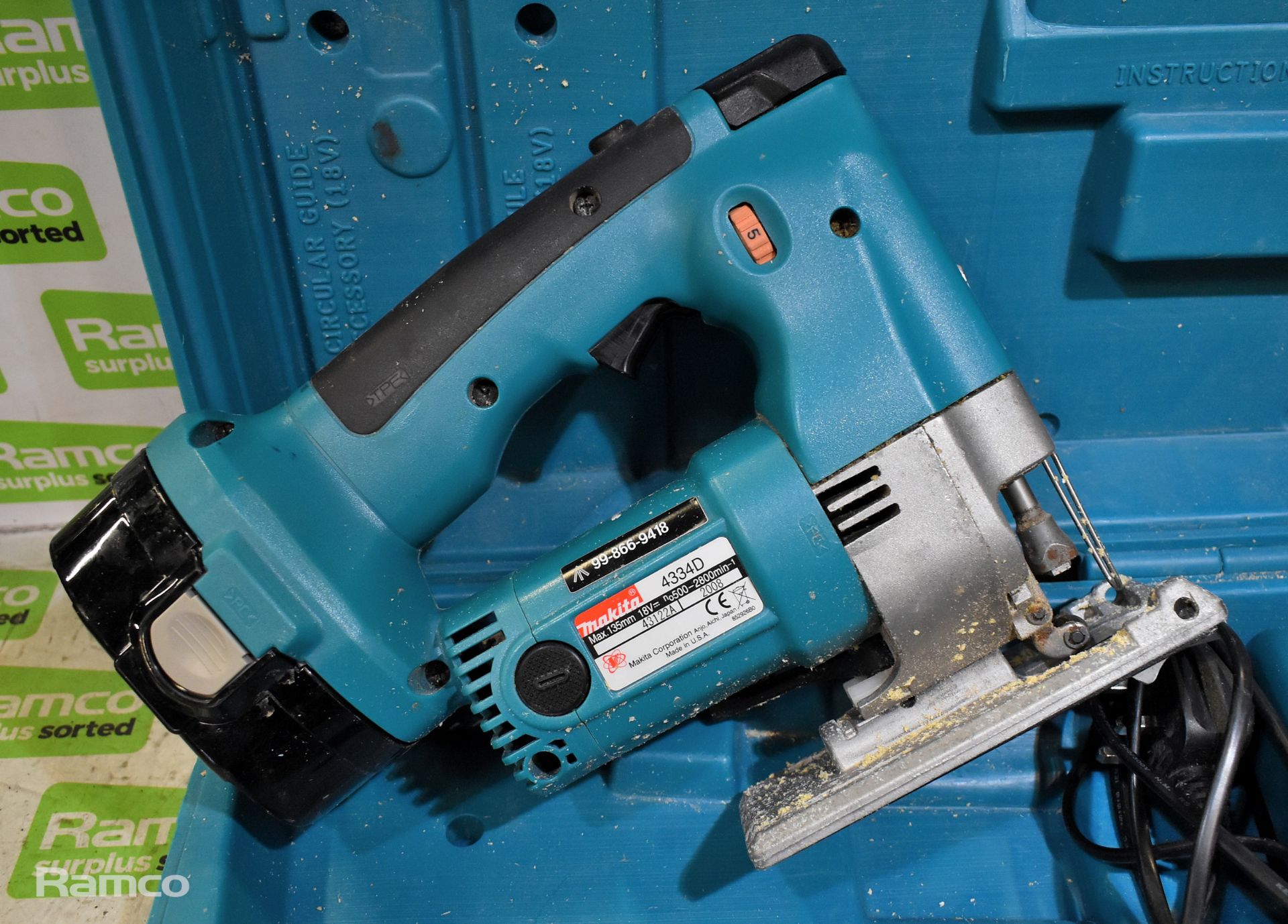 Makita 4334D cordless jigsaw with 2x 18V 2.5Ah batteries, DC1804F battery charger and case - Image 3 of 6