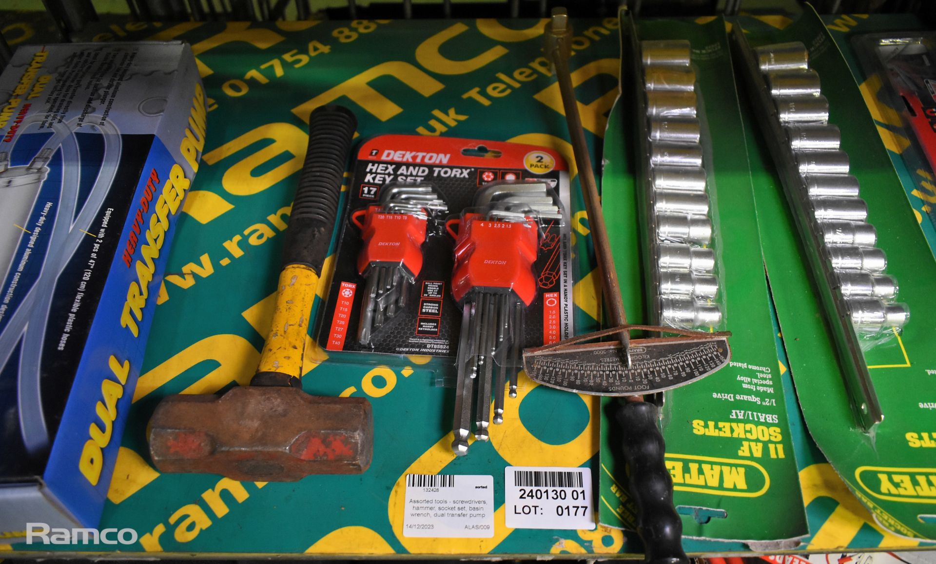 Assorted tools - screwdrivers, hammer, socket set, basin wrench, dual transfer pumpx 2x axes - Image 5 of 7