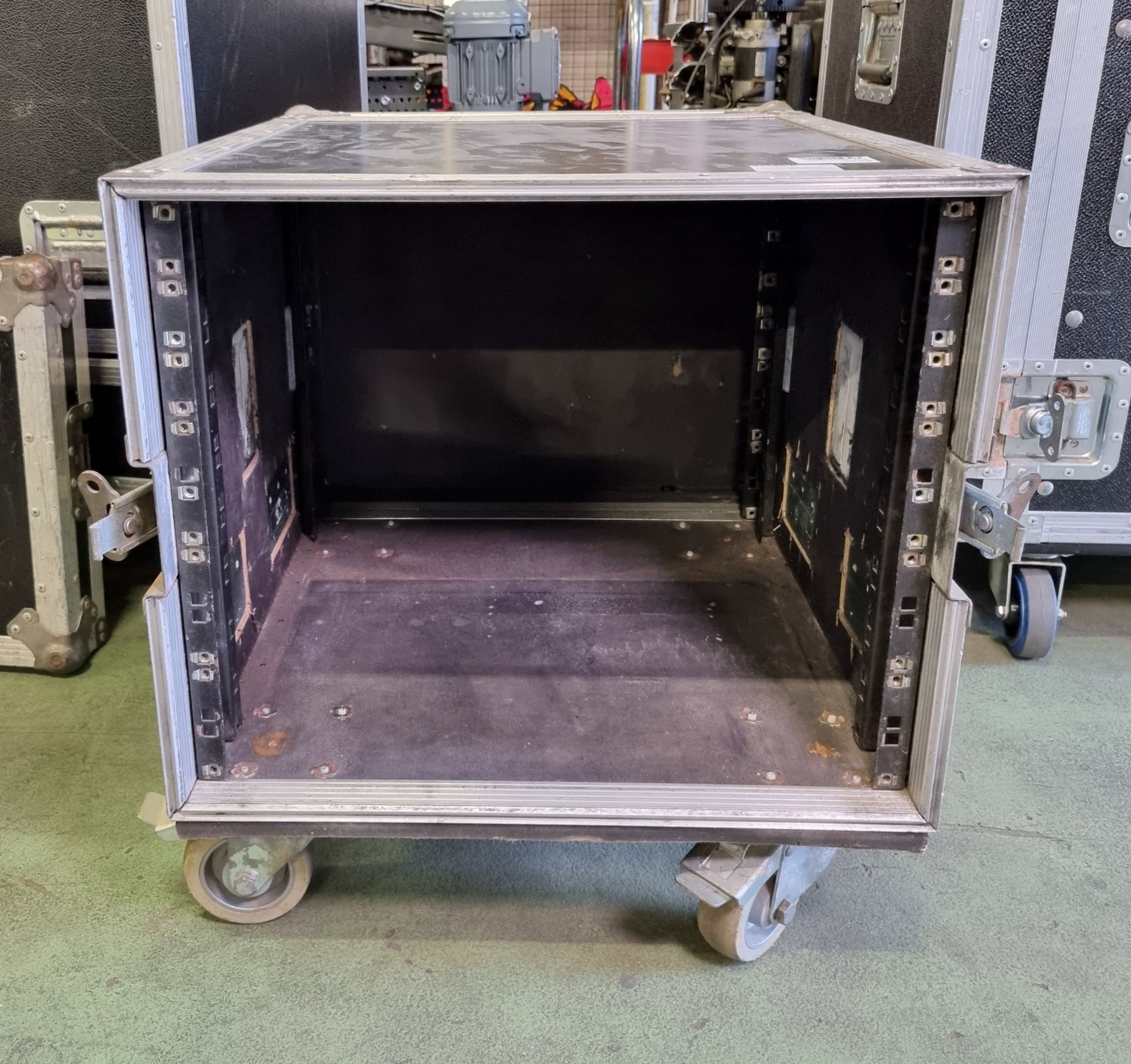 9U rack flight case with double lids - case dimensions: L 750 x W 550 x H 600mm - Image 3 of 3