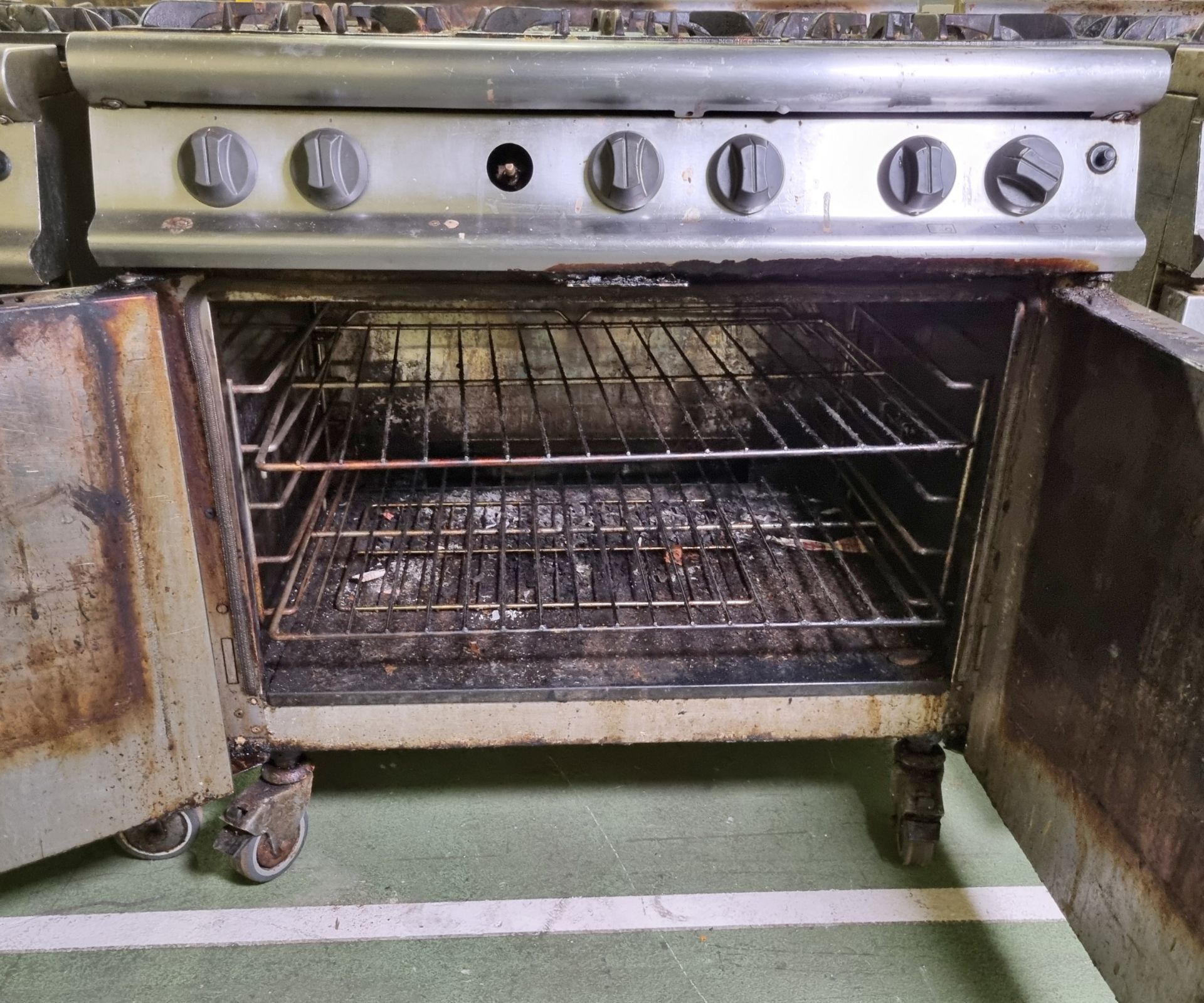 Falcon G3101 6-burner gas oven range - W 900 x D 780 x H 900mm - MISSING CONTROL KNOB AND HANDLE - Image 3 of 4