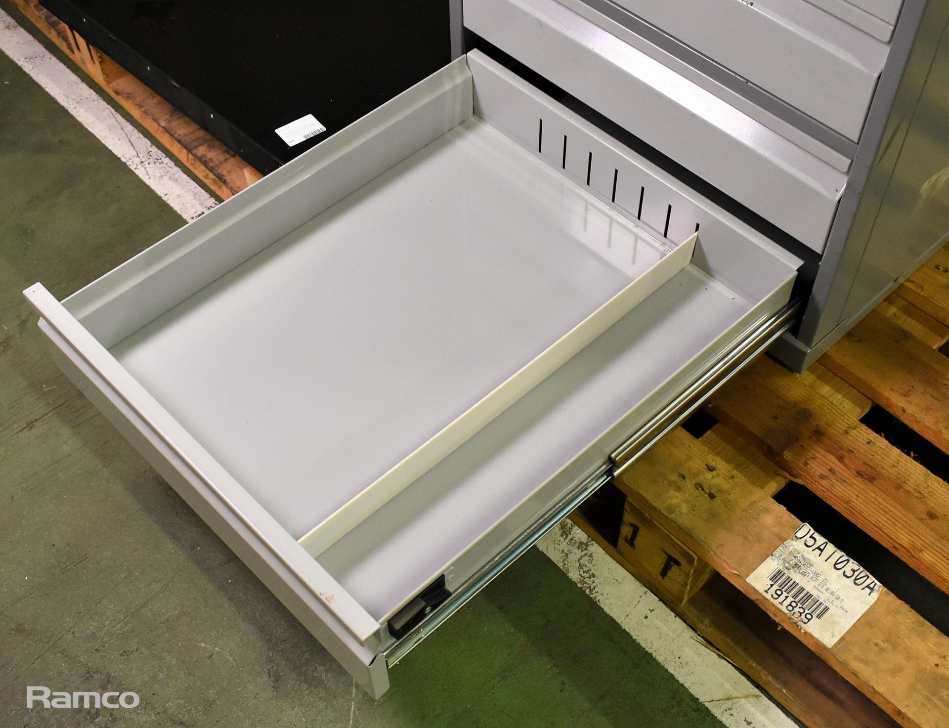 Metal 4-drawer cabinet with key - W 570 x D 640 x H 610 mm - Image 3 of 7