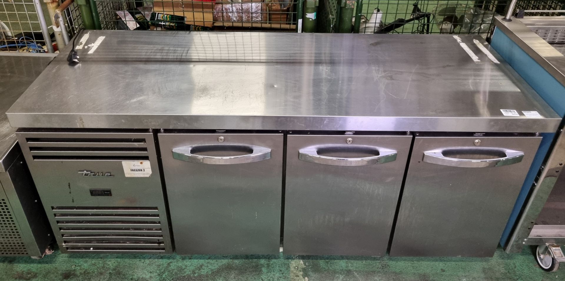 TRUE TCF1/3 stainless steel 3 door freezer cabinet - W 1870 x D 750 x H 800 mm - Image 2 of 5