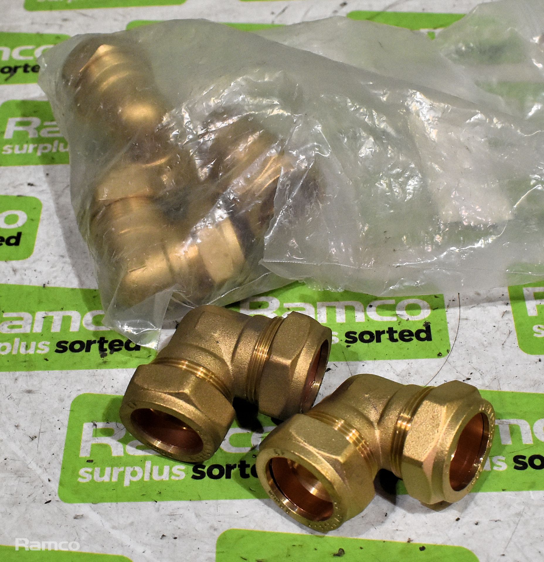 4x 2 1/2 inch instantaneous male/female 90° bend connector, Box of assorted brass wade fittings - Bild 12 aus 14
