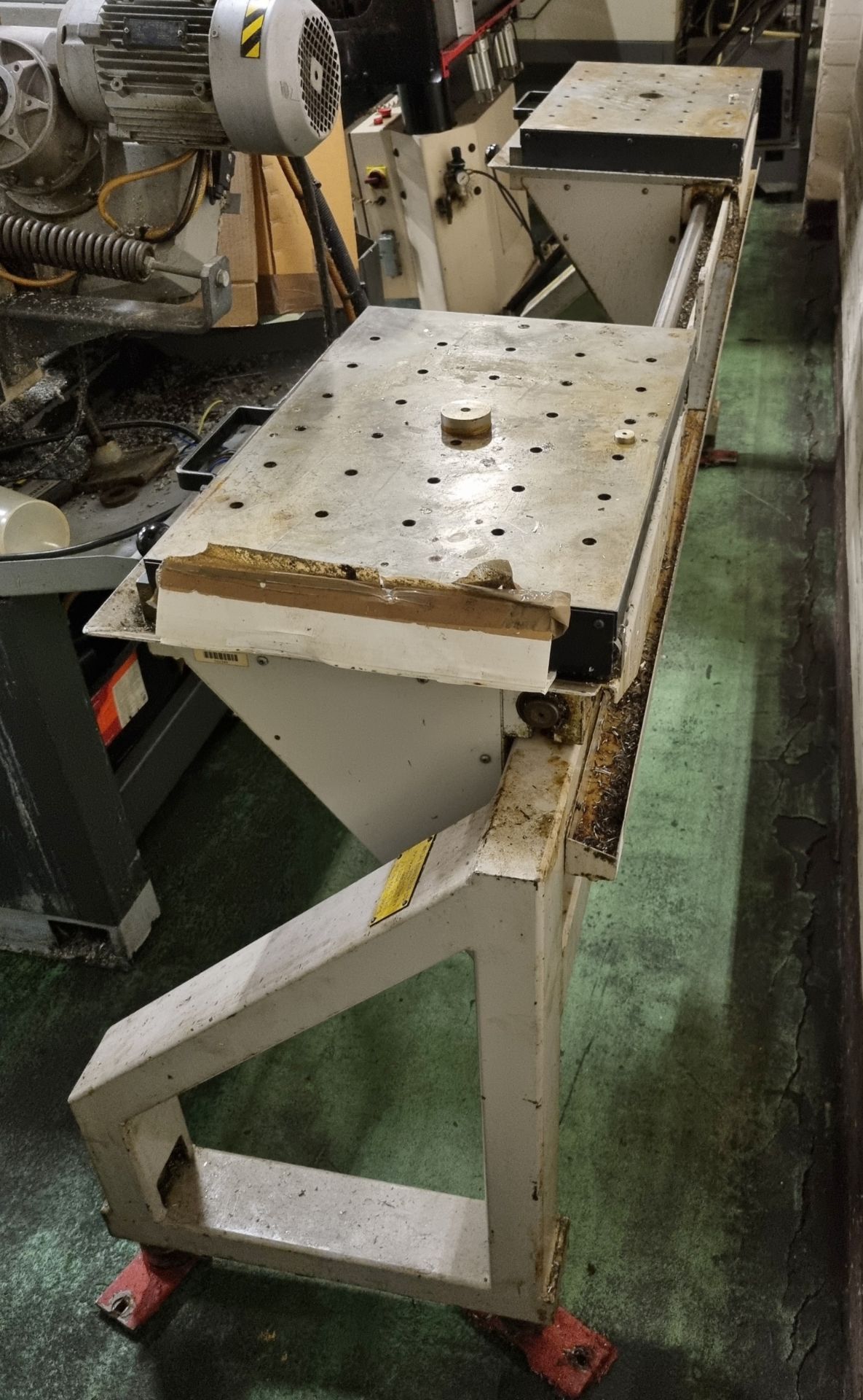 Bridgeport VMC 760 CNC vertical machining centre with work bench and swarf skip - Serial No: 20363 - Bild 25 aus 27