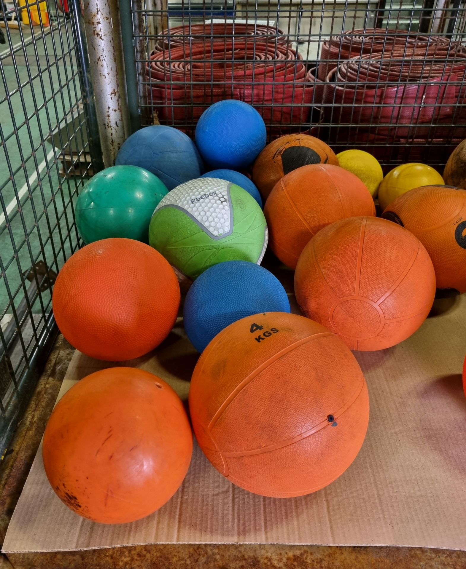 24x Medicine balls - mixed weights and colours - Image 3 of 4