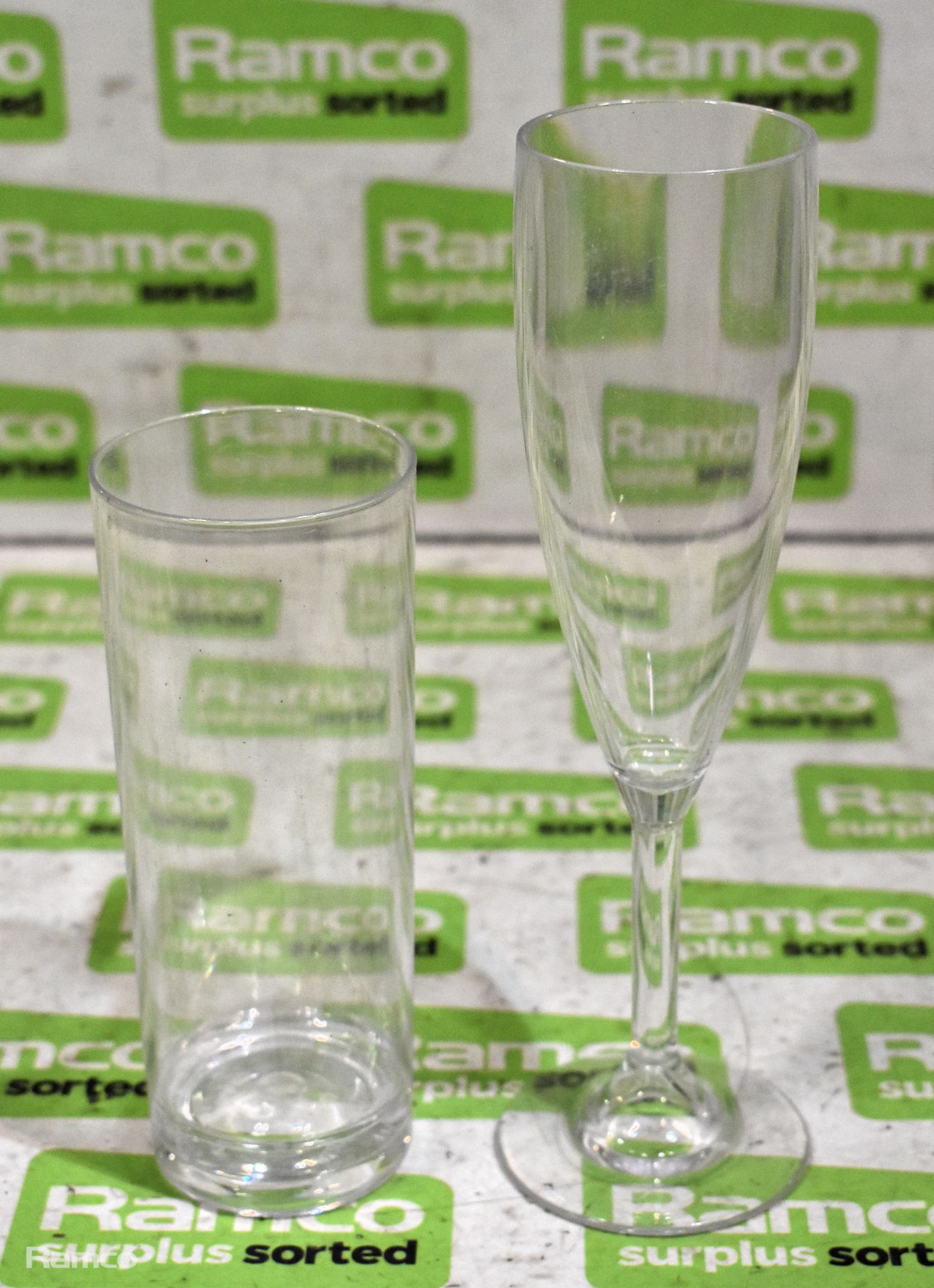 Plastic champagne flutes and tumblers - Image 9 of 9