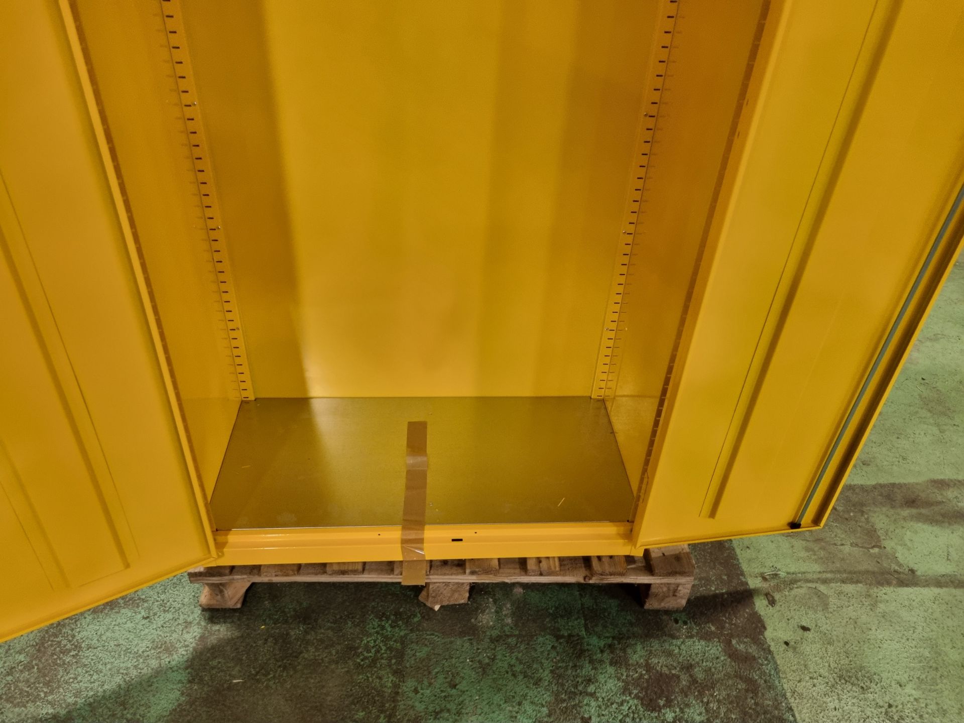 Yellow flammable storage cabinet - no key - W 920 x D 500 x H 1820mm - Image 5 of 5