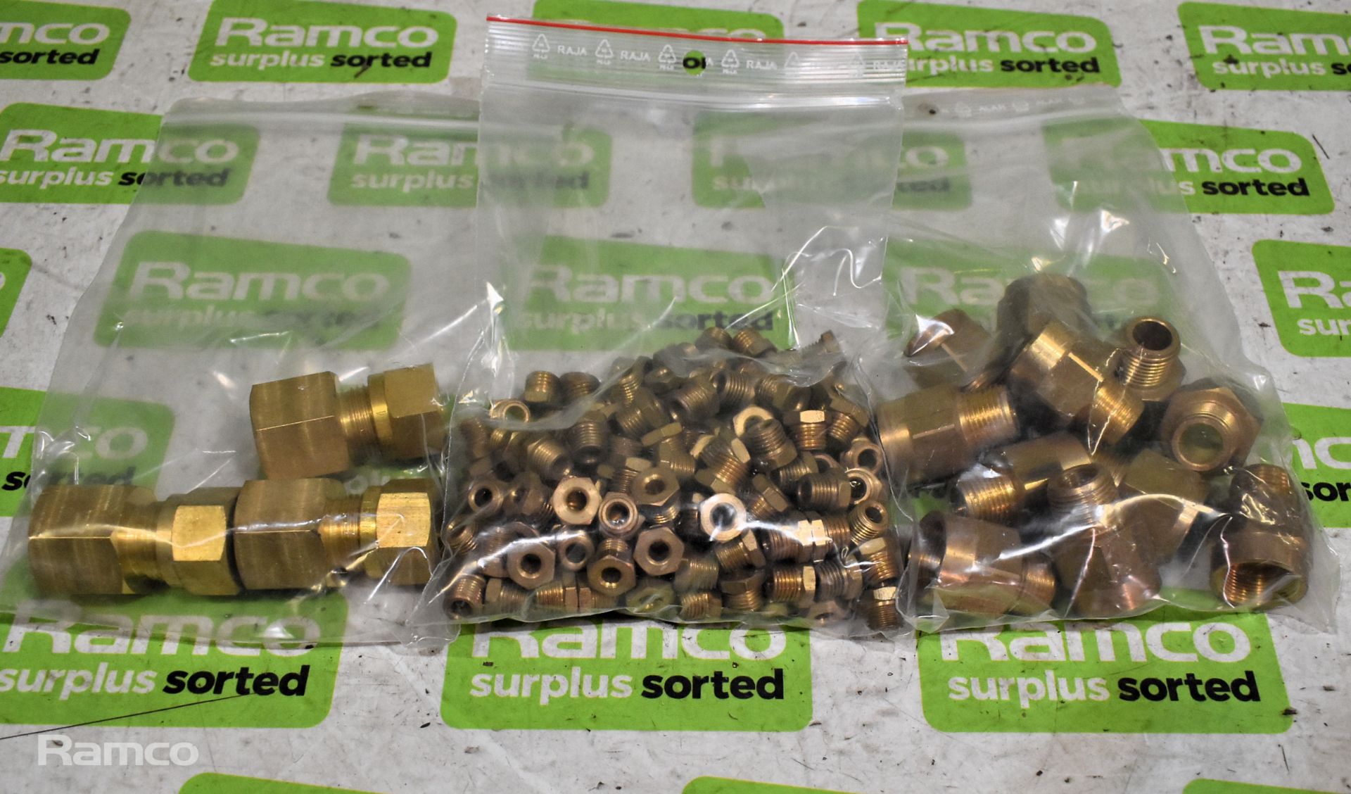 4x 2 1/2 inch instantaneous male/female 90° bend connector, Box of assorted brass wade fittings - Bild 14 aus 14