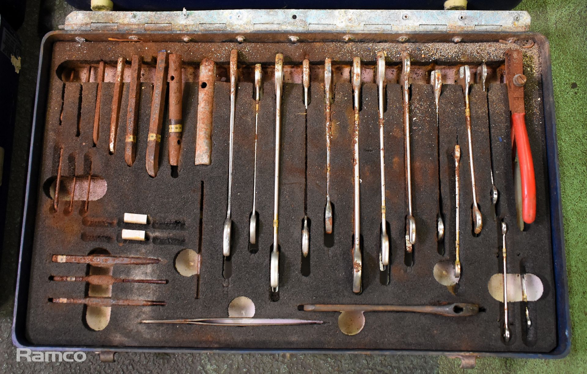 2x Multi piece tool kits in composite case - spanners, screwdrivers, allen keys, hammer and pliers - Bild 5 aus 7
