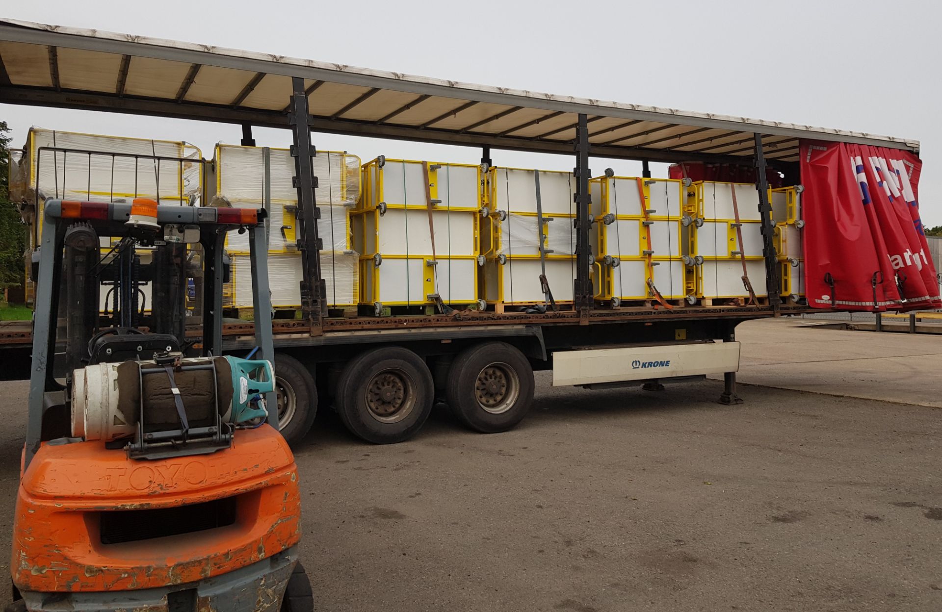 Wholesale lot - 42x Yellow 3-tier general use trollies - W 1440 x D 550 x H 1150mm - Image 4 of 4