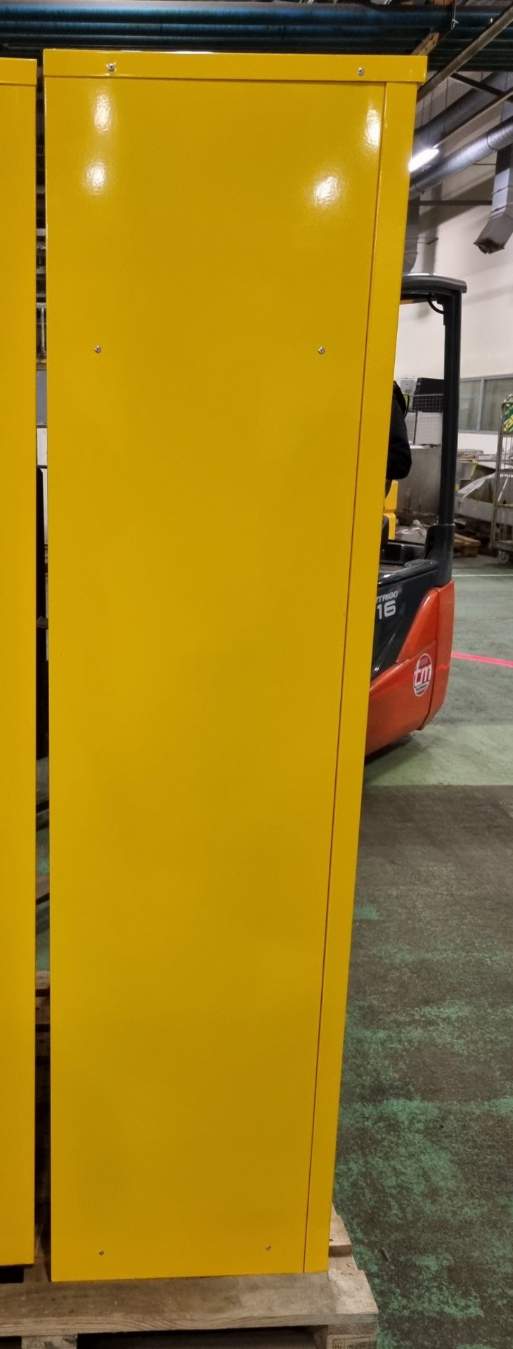 Yellow flammable storage cabinet - W 920 x D 500 x H 1820mm - Image 2 of 4