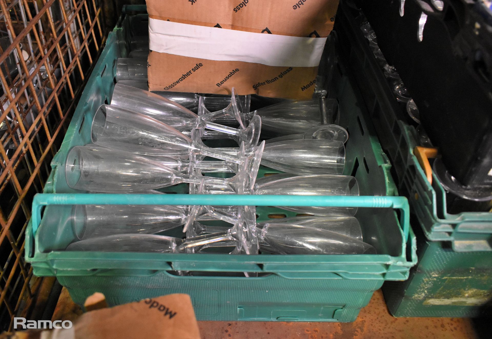 Plastic champagne flutes and tumblers - Image 4 of 9