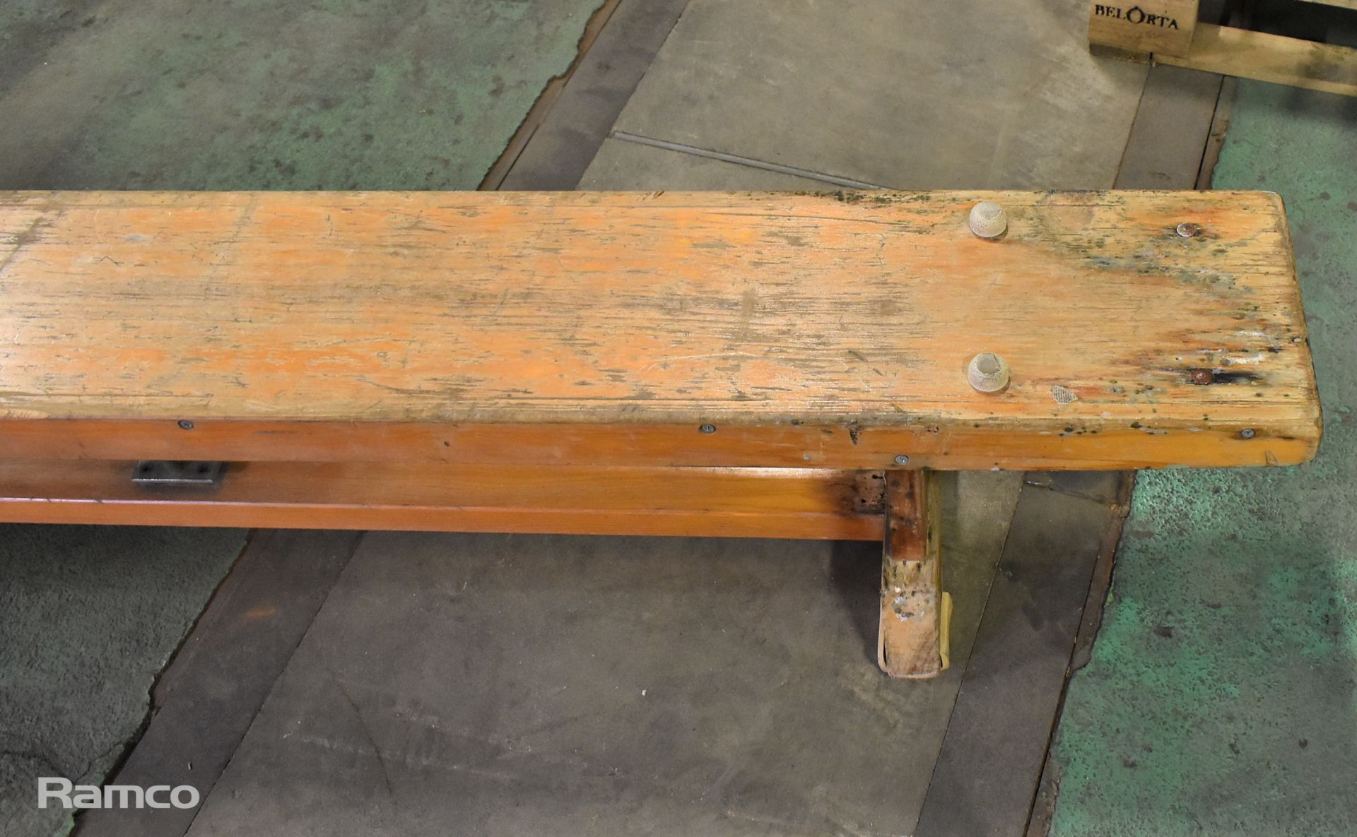 Traditional wooden gym bench - broken leg - L 340 cm - Image 2 of 5