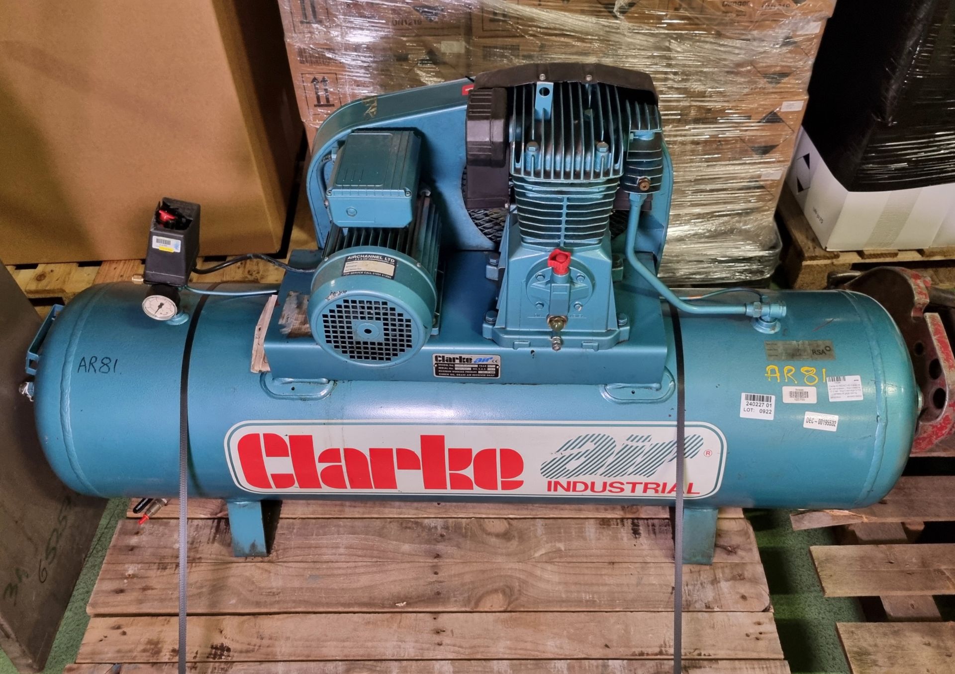 Clarke Air SE15C160 industrial air compressor - Max pressure 10.2 bar - serial 22549 - Slight damage - Image 2 of 6