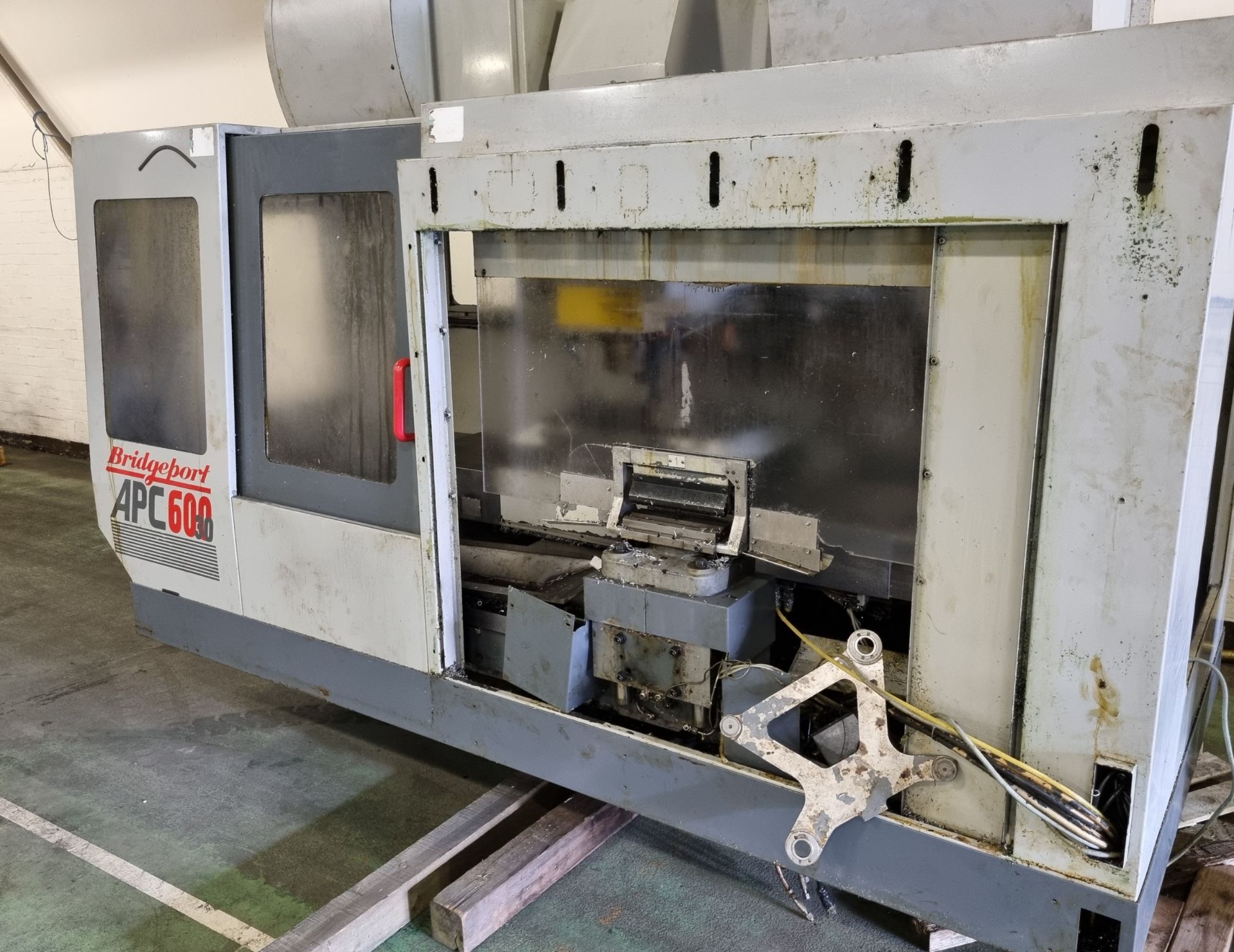 Bridgeport APC 600 CNC vertical machining centre with swarf conveyor, swarf skip, work bench - Image 2 of 42