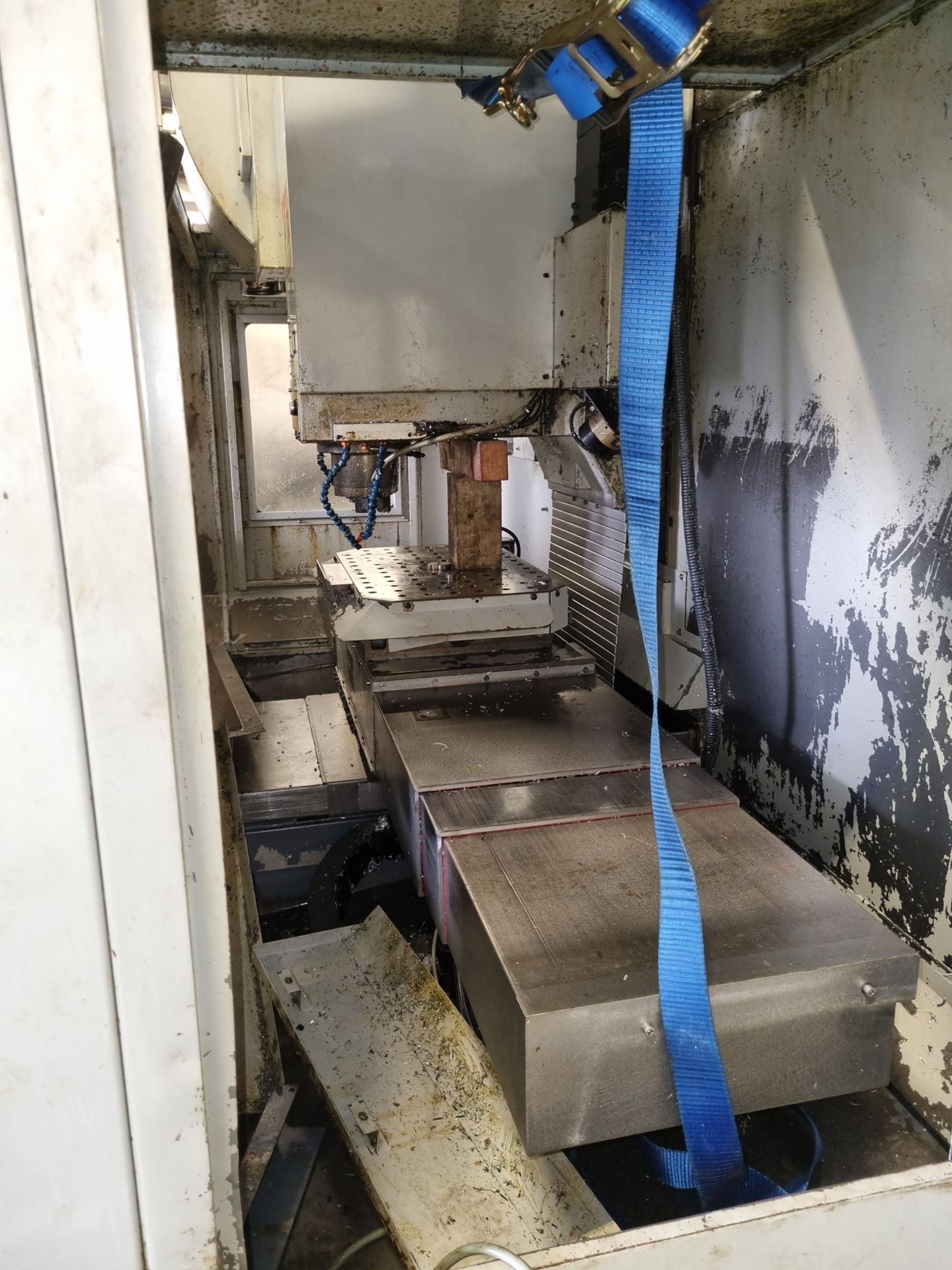 Bridgeport APC 600 CNC vertical machining centre with swarf conveyor, swarf skip, work bench - Bild 9 aus 42