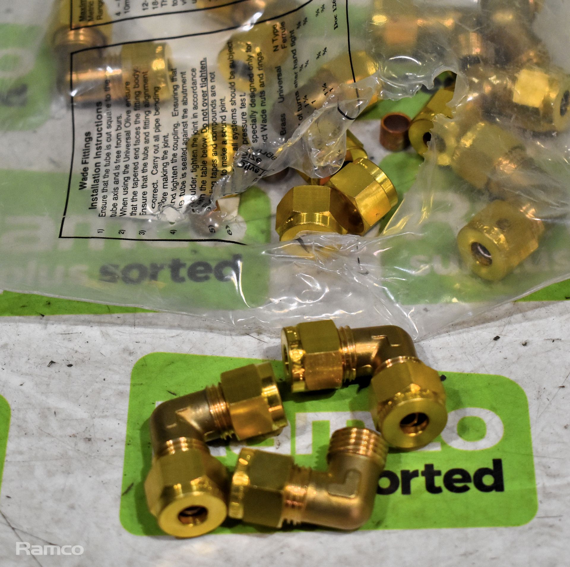 4x 2 1/2 inch instantaneous male/female 90° bend connector, Box of assorted brass wade fittings - Bild 10 aus 14