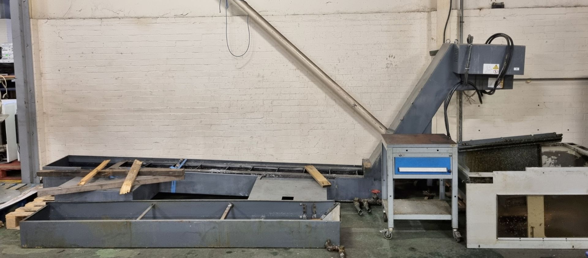 Bridgeport APC 600 CNC vertical machining centre with swarf conveyor, swarf skip, work bench - Image 15 of 42