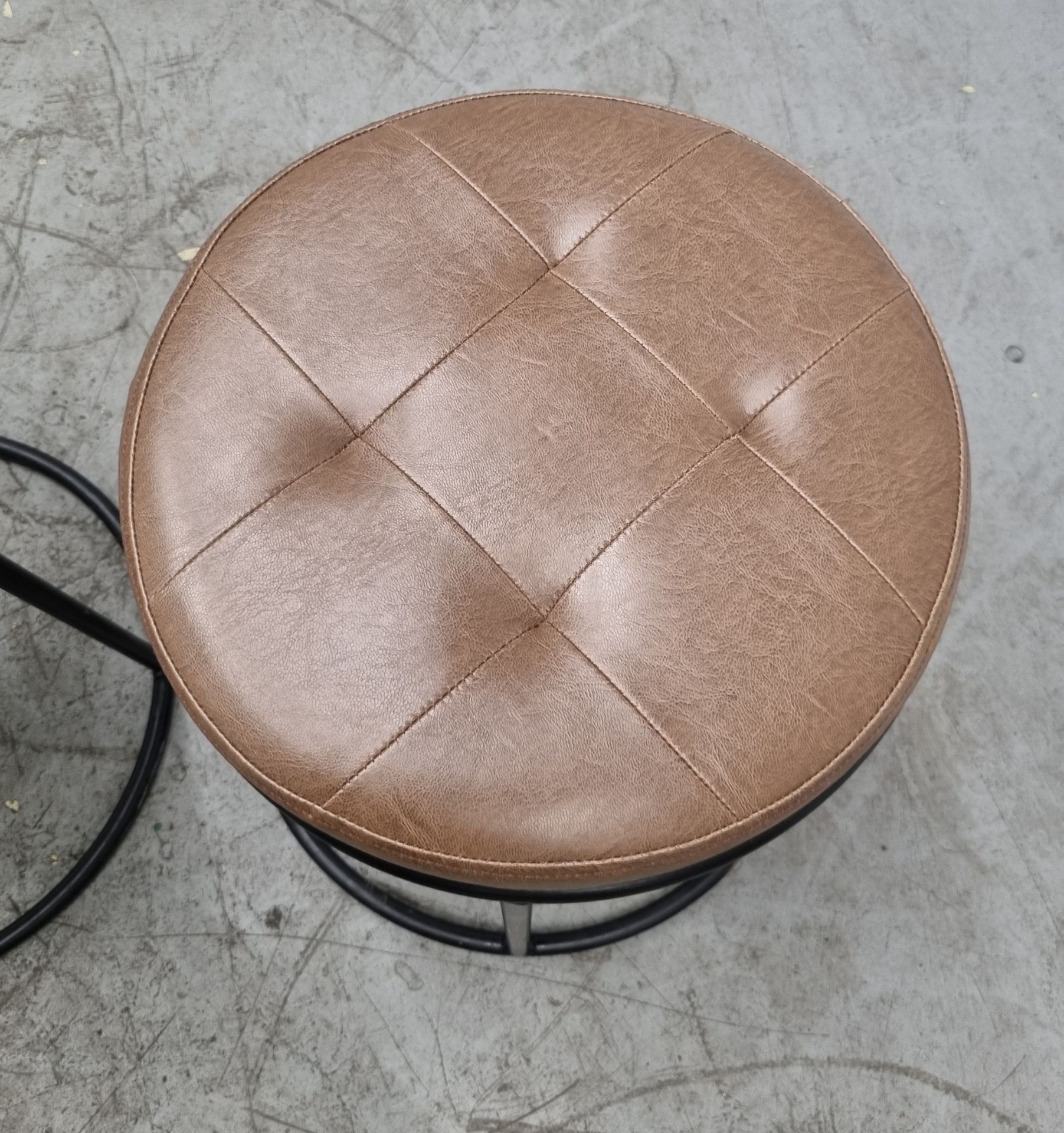 5x Industrial brown leather circular restaurant stools - L 450 x W 450 x H500mm - Bild 5 aus 10