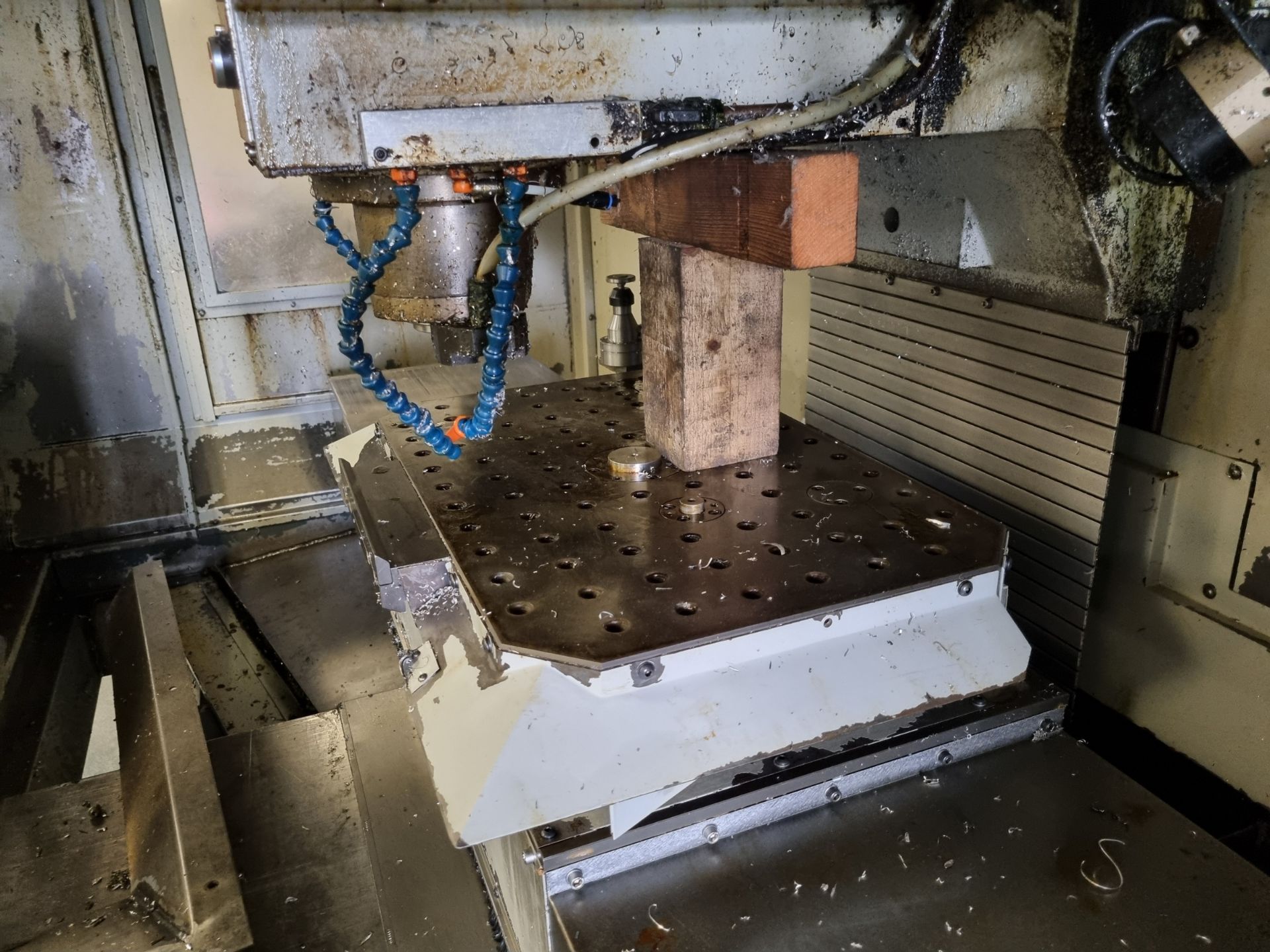 Bridgeport APC 600 CNC vertical machining centre with swarf conveyor, swarf skip, work bench - Image 8 of 42