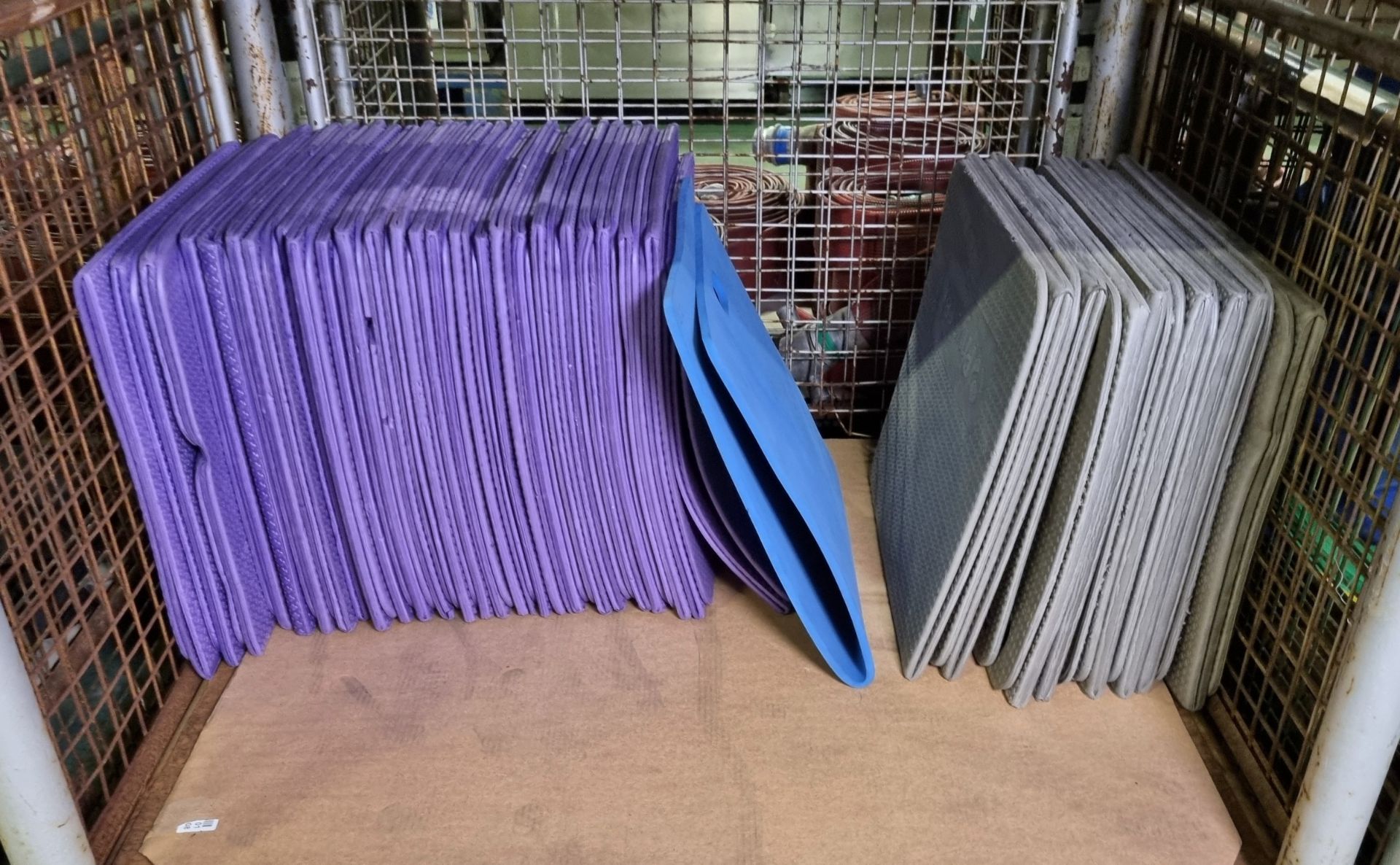 35x folding yoga mats, 17x roll-up yoga mats mixed colours and lengths - Image 4 of 5