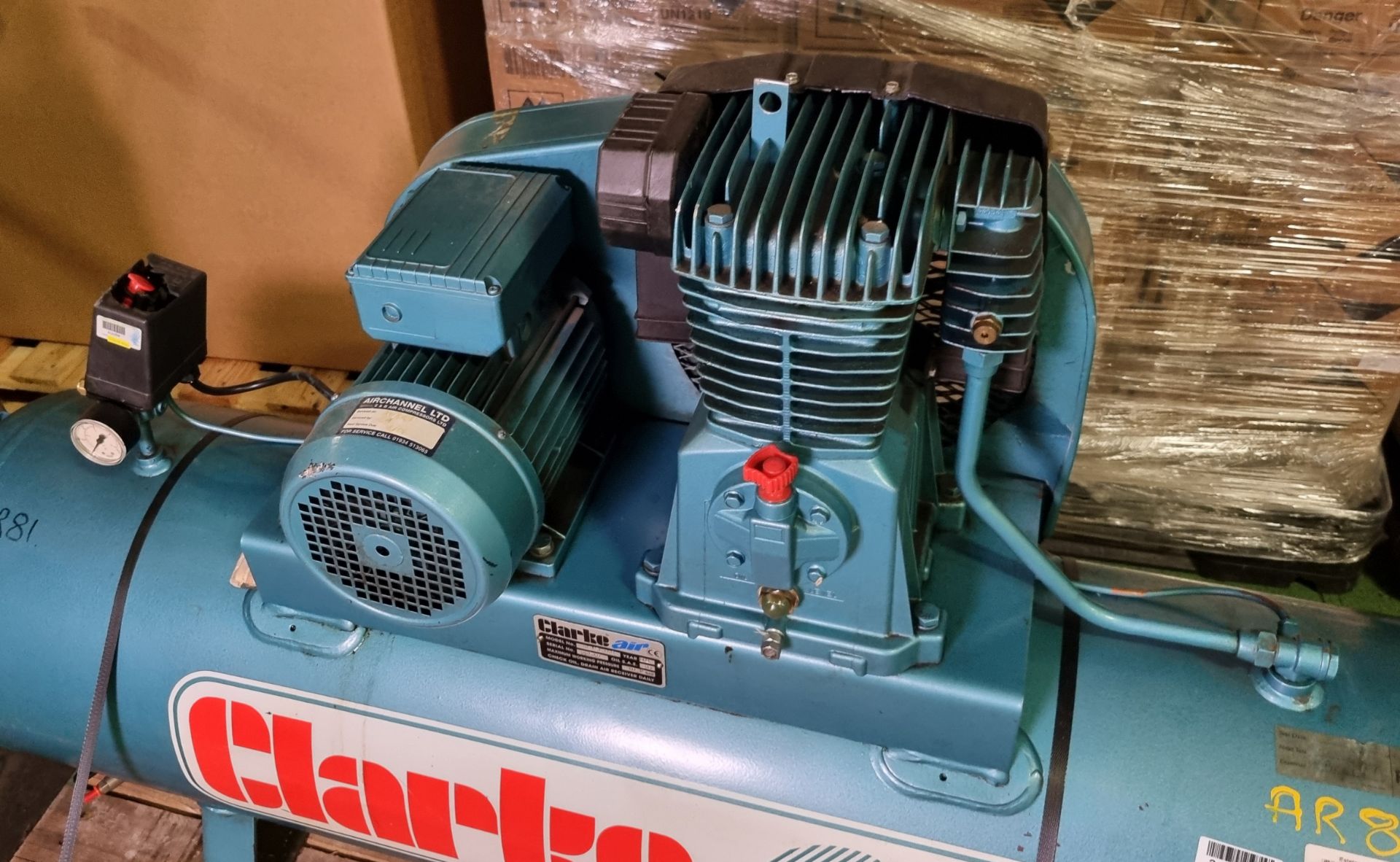 Clarke Air SE15C160 industrial air compressor - Max pressure 10.2 bar - serial 22549 - Slight damage - Image 4 of 6