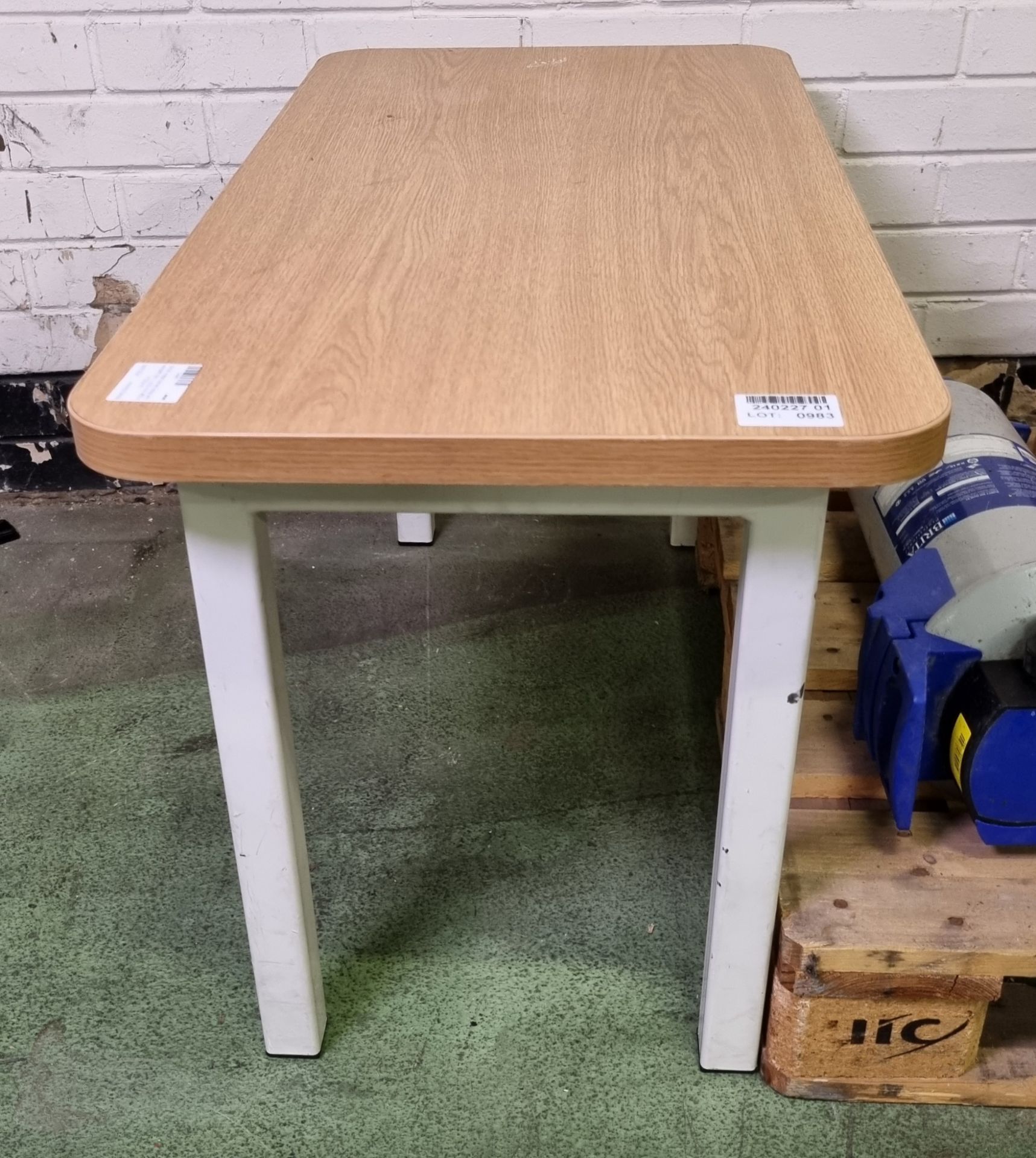 Small metal framed table with wooden top - L 920 x W 460 x H 520mm - Image 3 of 3