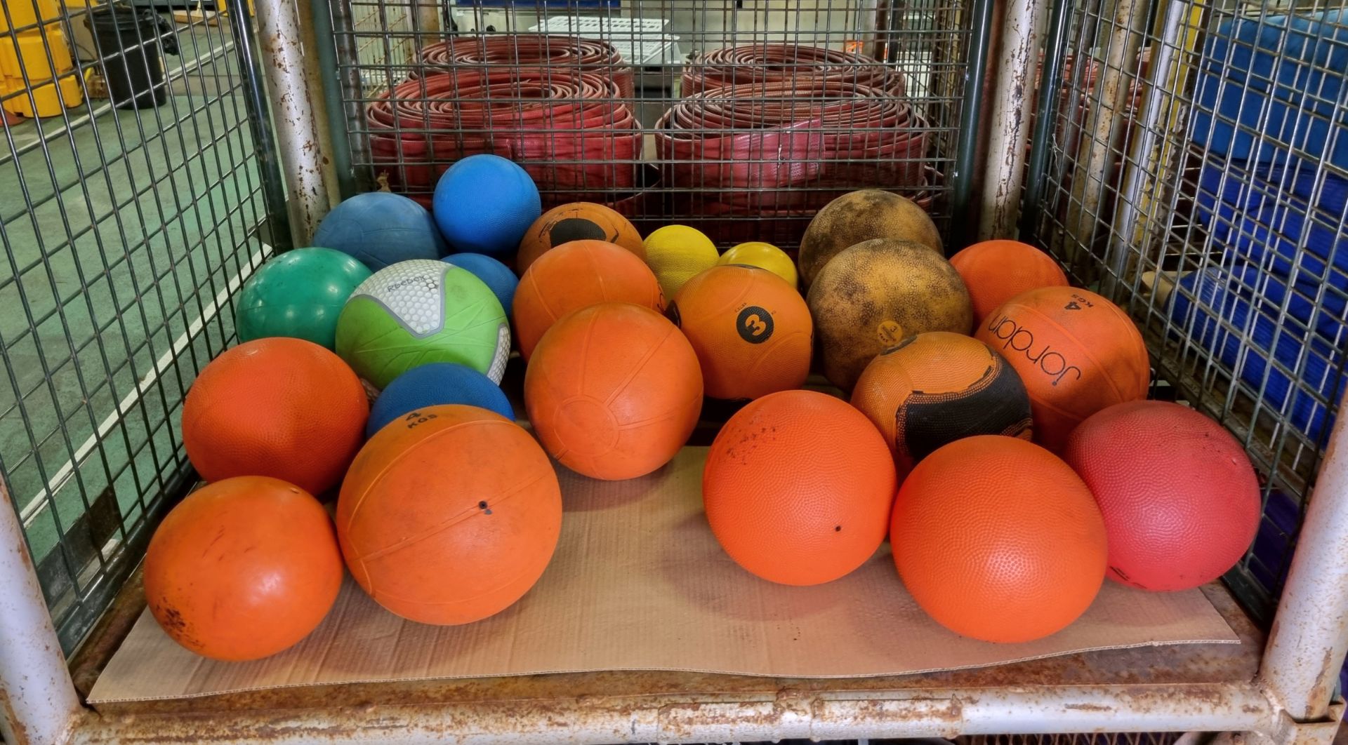 24x Medicine balls - mixed weights and colours - Image 2 of 4