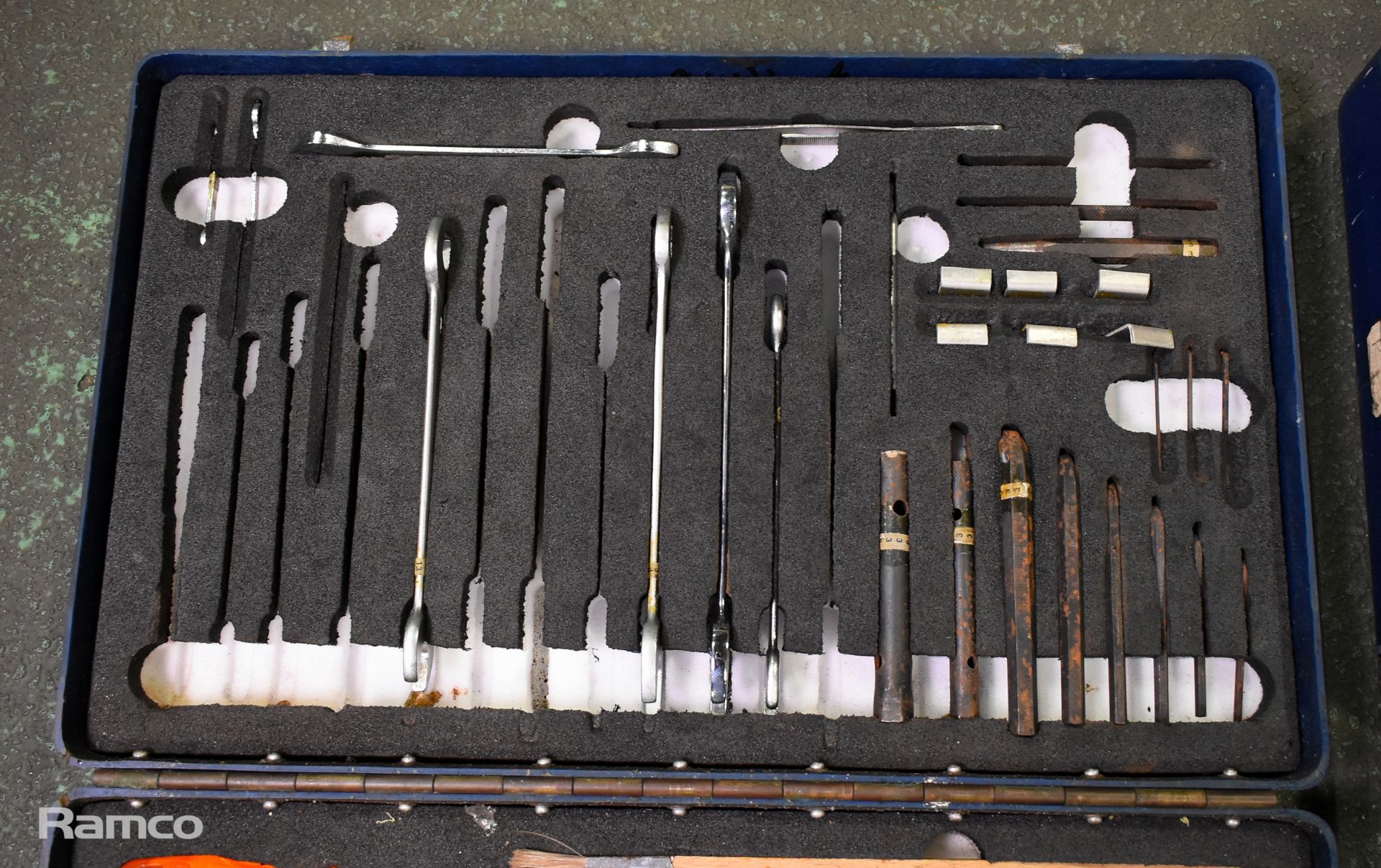 2x Multi piece tool kits in composite case - spanners, screwdrivers, allen keys, hammer and pliers - Bild 2 aus 7