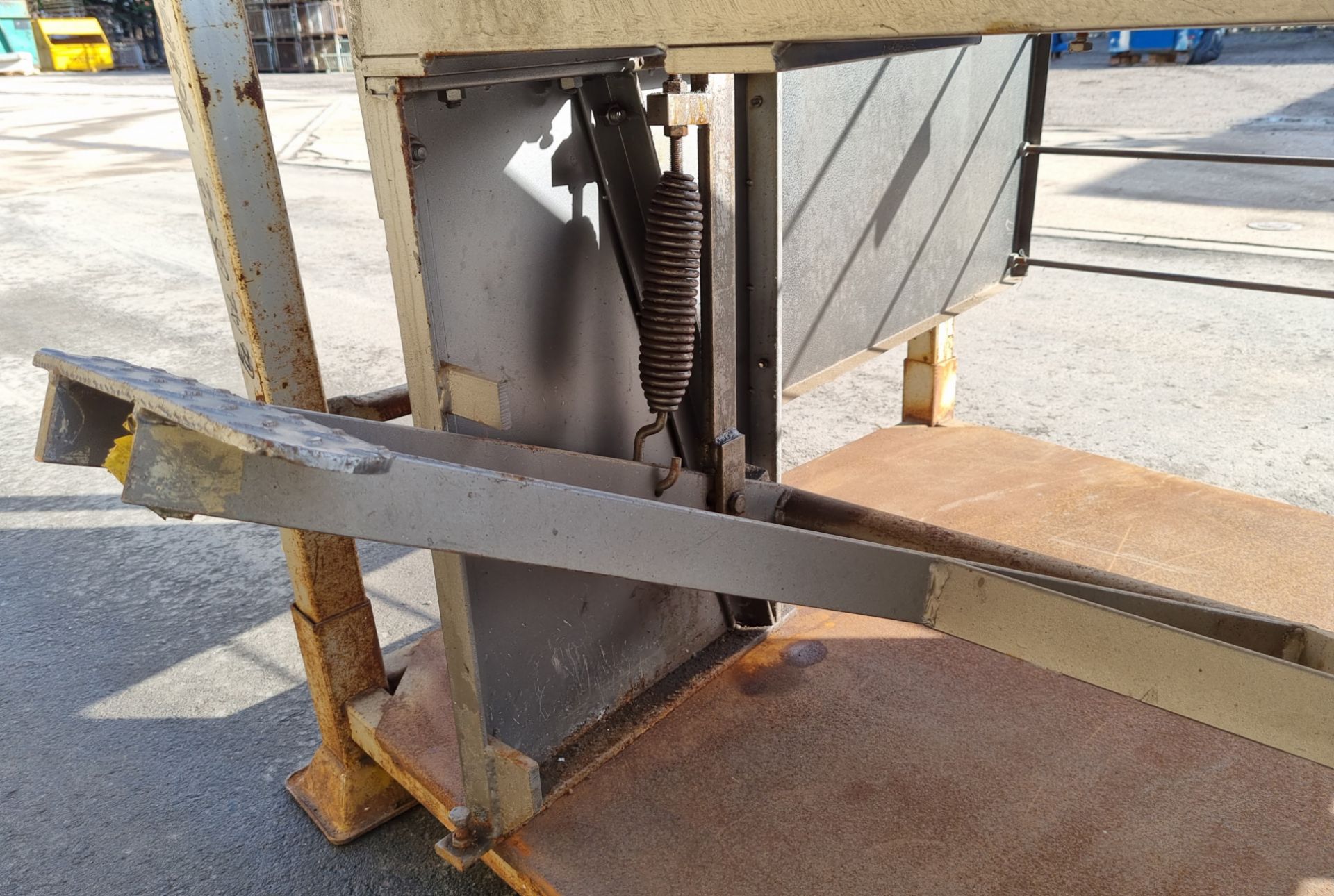 Waltons UTG/40/16 Sheet metal shearing machine - Cap SWG 16 - L 1550 x W 1240 x H 1180mm - comes wit - Image 4 of 10