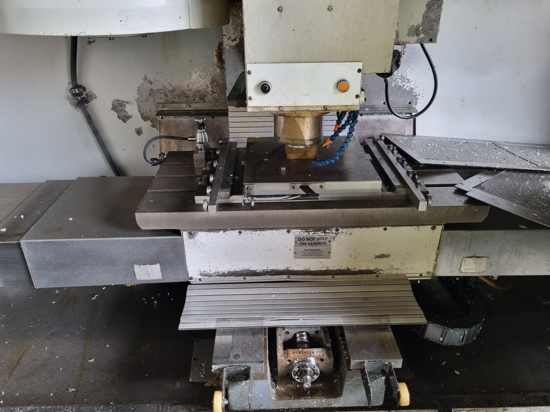 Bridgeport VMC 760 CNC vertical machining centre with work bench and swarf skip - Serial No: 20363 - Bild 13 aus 27