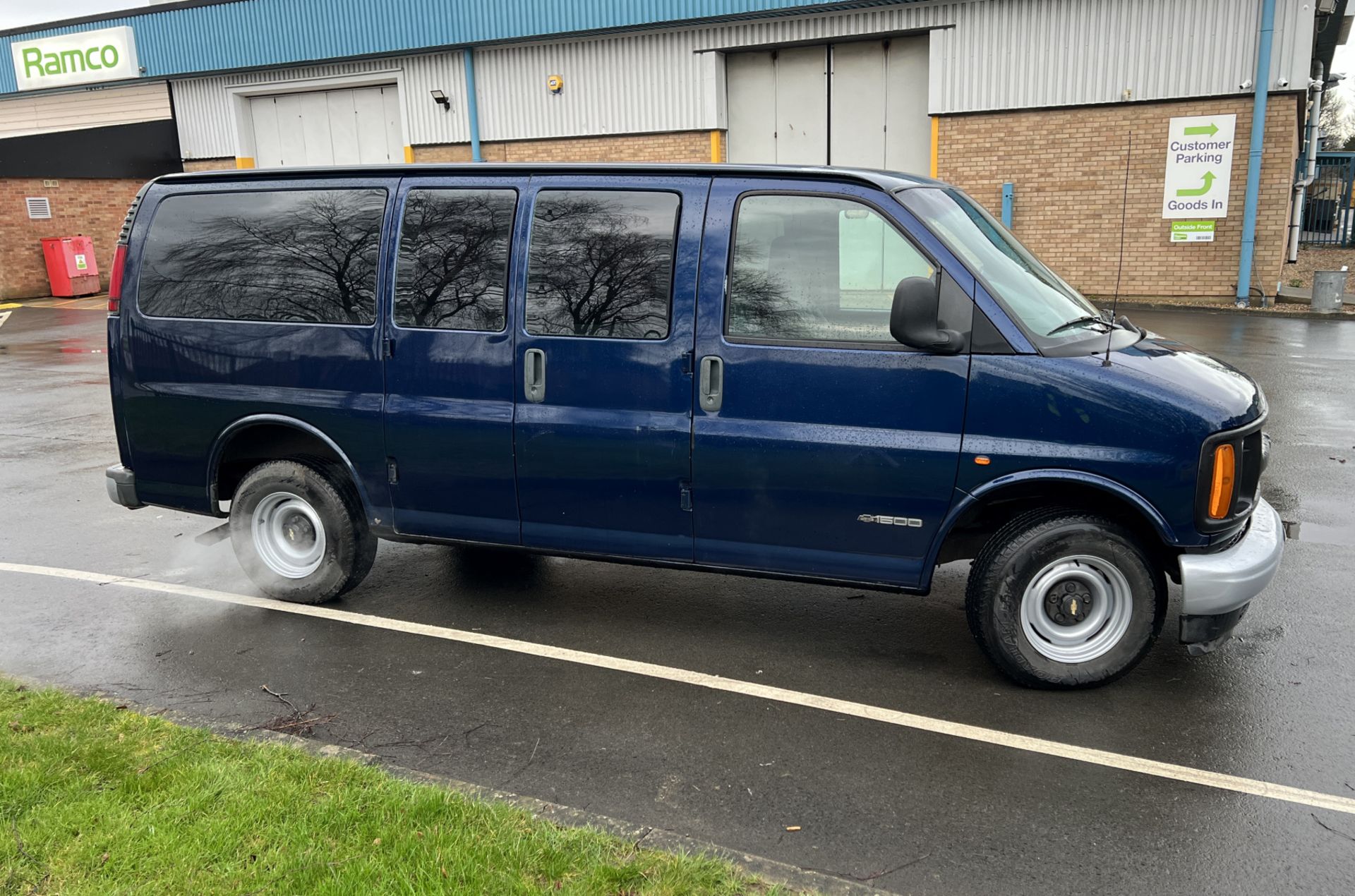 2002 Chevrolet express - blue - 5.0 v8 4l60e transmission - petrol - 97,009 miles - long MOT - Image 3 of 28